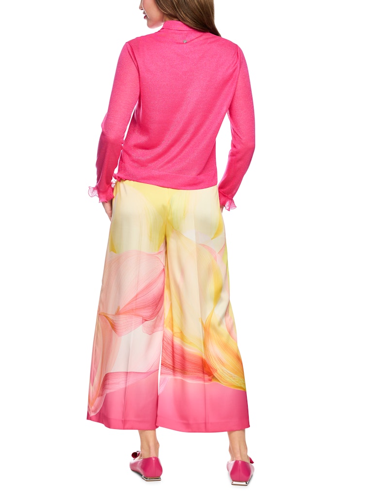 קרדיגן דק וקליל, עשוי סריג שקפקף מתערובת ויסקוזה ומשי רכה, בשילוב חוט לורקס למראה ברק עדין. גזרה ישרה, עם צווארון קלאסי, ושרוולים ארוכים בגימור מסולסל. סגירה באמצעות שורת כפתורים דקורטיביים עדינים בצורת פרח.הרכב: 73% ויסקוזה, 19% פוליאסטר, 8% משיהדוגמנית בגובה 1.79 ולובשת מידה 3 של מארק קיין 