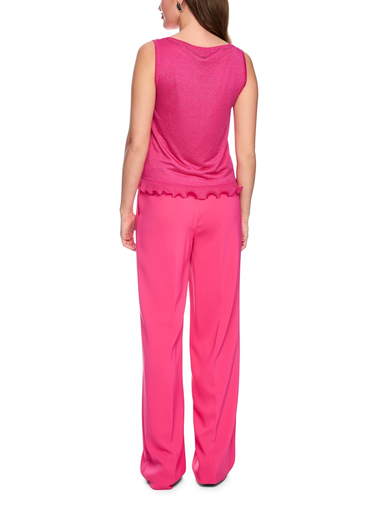 טופ אלגנטי ללא שרוולים, עשוי סריג שקפקף מתערובת ויסקוזה ומשי רכה, בשילוב חוט לורקס למראה ברק עדין. גזרה ישרה וצמודה לגוף, עם צווארון עגול, ומכפלת בגימור מסולסל. שכבה תחתונה הניתנת להסרה, עשויה בד מודל אלסטי, ומעניקה לך נוחות וגמישות.הרכב: 73% ויסקוזה, 19% פוליאסטר, 8% משי. בטנה- 93% מודל, 7% אלסטןהדוגמנית בגובה 1.79 ולובשת מידה 3 של מארק קיין 