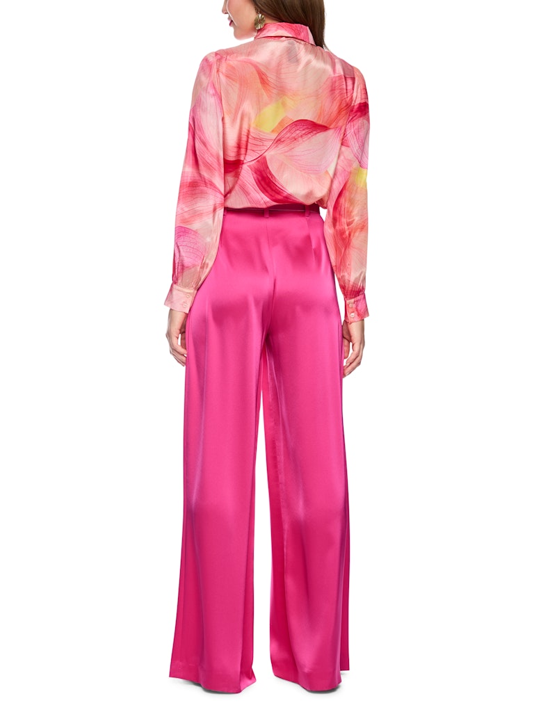 מכנסיים בגזרה רחבה וארוכה במיוחד, עשויים בד סאטן רך וגולש, בעיצוב אלגנטי ועדכני. עם מותן גבוהה, קפלים קדמיים מודגשים, ולולאות לחגורה. סגירה באמצעות וו נסתר ורוכסן. ללא כיסים.הרכב: 87% טריאצטט, 13% אלסטןהדוגמנית בגובה 1.79 ולובשת מידה 3 של מארק קיין 