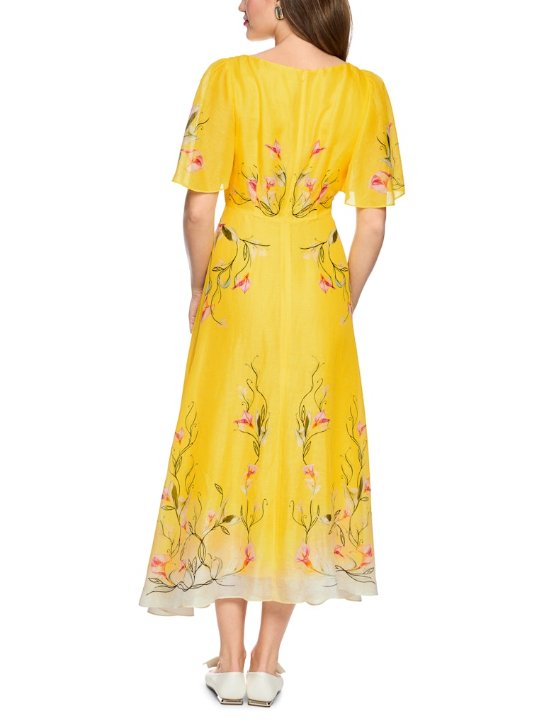 שמלת מקסי קלילה ואלגנטית, עשויה תערובת פשתן ומשי איכותית ונעימה. גזרה נשית ונינוחה, עם צווארון עגול, שרוולים קצרים ורחבים, מותן צמודה, וחצאית מתרחבת עם נפילה עשירה וזורמת. הדפס צבעוני של דוגמת פרחי קאלה המעטר את השמלה, מדגיש את העיצוב הייחודי. עם בטנה פנימית רכה ונוחה, וסגירה באמצעות רוכסן אחורי נסתר.הרכב: 55% פשתן, 45% משי. בטנה- 100% ויסקוזההדוגמנית בגובה 1.79 ולובשת מידה 3 של מארק קיין