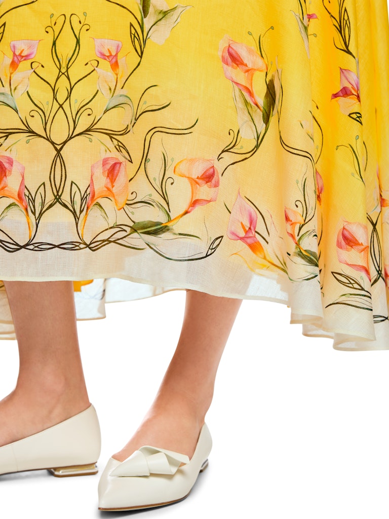 שמלת מקסי קלילה ואלגנטית, עשויה תערובת פשתן ומשי איכותית ונעימה. גזרה נשית ונינוחה, עם צווארון עגול, שרוולים קצרים ורחבים, מותן צמודה, וחצאית מתרחבת עם נפילה עשירה וזורמת. הדפס צבעוני של דוגמת פרחי קאלה המעטר את השמלה, מדגיש את העיצוב הייחודי. עם בטנה פנימית רכה ונוחה, וסגירה באמצעות רוכסן אחורי נסתר.הרכב: 55% פשתן, 45% משי. בטנה- 100% ויסקוזההדוגמנית בגובה 1.79 ולובשת מידה 3 של מארק קיין