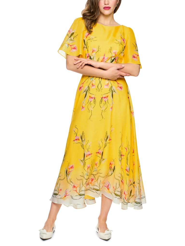 שמלת מקסי קלילה ואלגנטית, עשויה תערובת פשתן ומשי איכותית ונעימה. גזרה נשית ונינוחה, עם צווארון עגול, שרוולים קצרים ורחבים, מותן צמודה, וחצאית מתרחבת עם נפילה עשירה וזורמת. הדפס צבעוני של דוגמת פרחי קאלה המעטר את השמלה, מדגיש את העיצוב הייחודי. עם בטנה פנימית רכה ונוחה, וסגירה באמצעות רוכסן אחורי נסתר.הרכב: 55% פשתן, 45% משי. בטנה- 100% ויסקוזההדוגמנית בגובה 1.79 ולובשת מידה 3 של מארק קיין