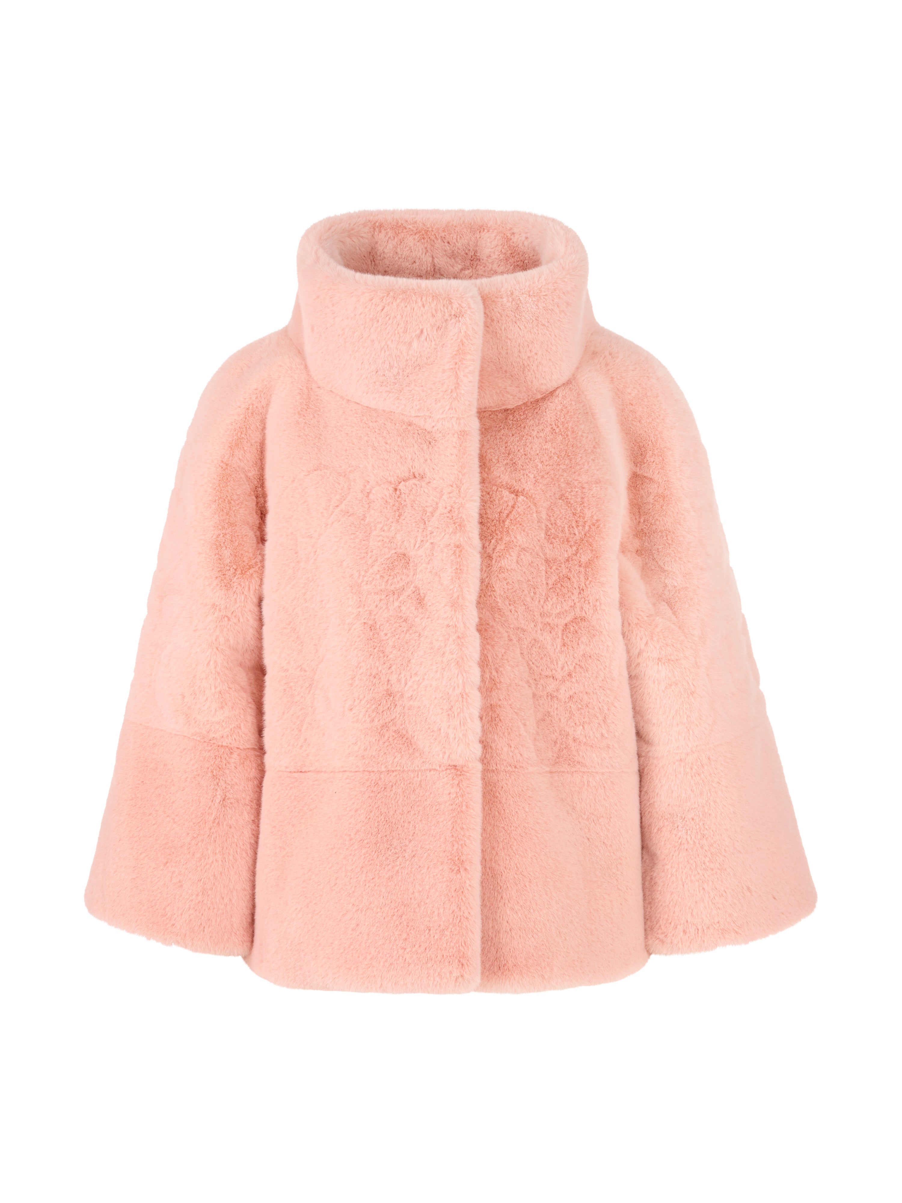 מעיל דמוי פרווה אלגנטי בגוון ורוד בהיר, עם צווארון גבוה ודיטייליםגזרה ישרה, עם סגירה קדמית בכפתורים ושרוולים מתרחביםהרכב הבד: 100% פוליאסטרהדוגמנית בגובה 1.79 ולובשת מידה 3 של מארק קיין 