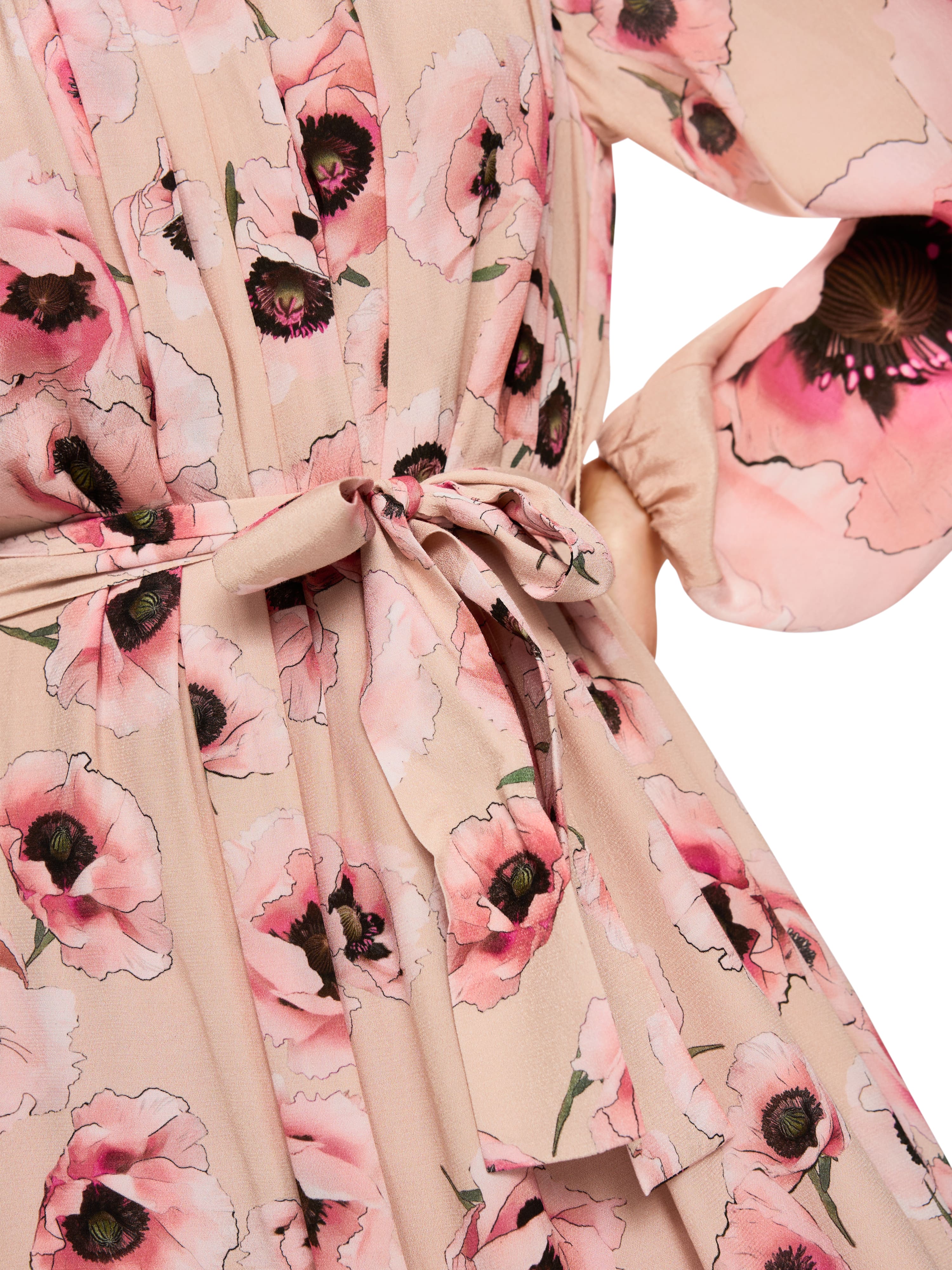 שמלת מידי אלגנטית בצבע ורוד, עם הדפס פרחים עדיןגזרה רפויה עם שרוולים ארוכים, סגירה בכפתורים וחגורת קשירה להדגשת המותןהרכב בד: 100% ויסקוזההדוגמנית בגובה 1.79 מ' ולובשת מידה 3 של מארק קיין