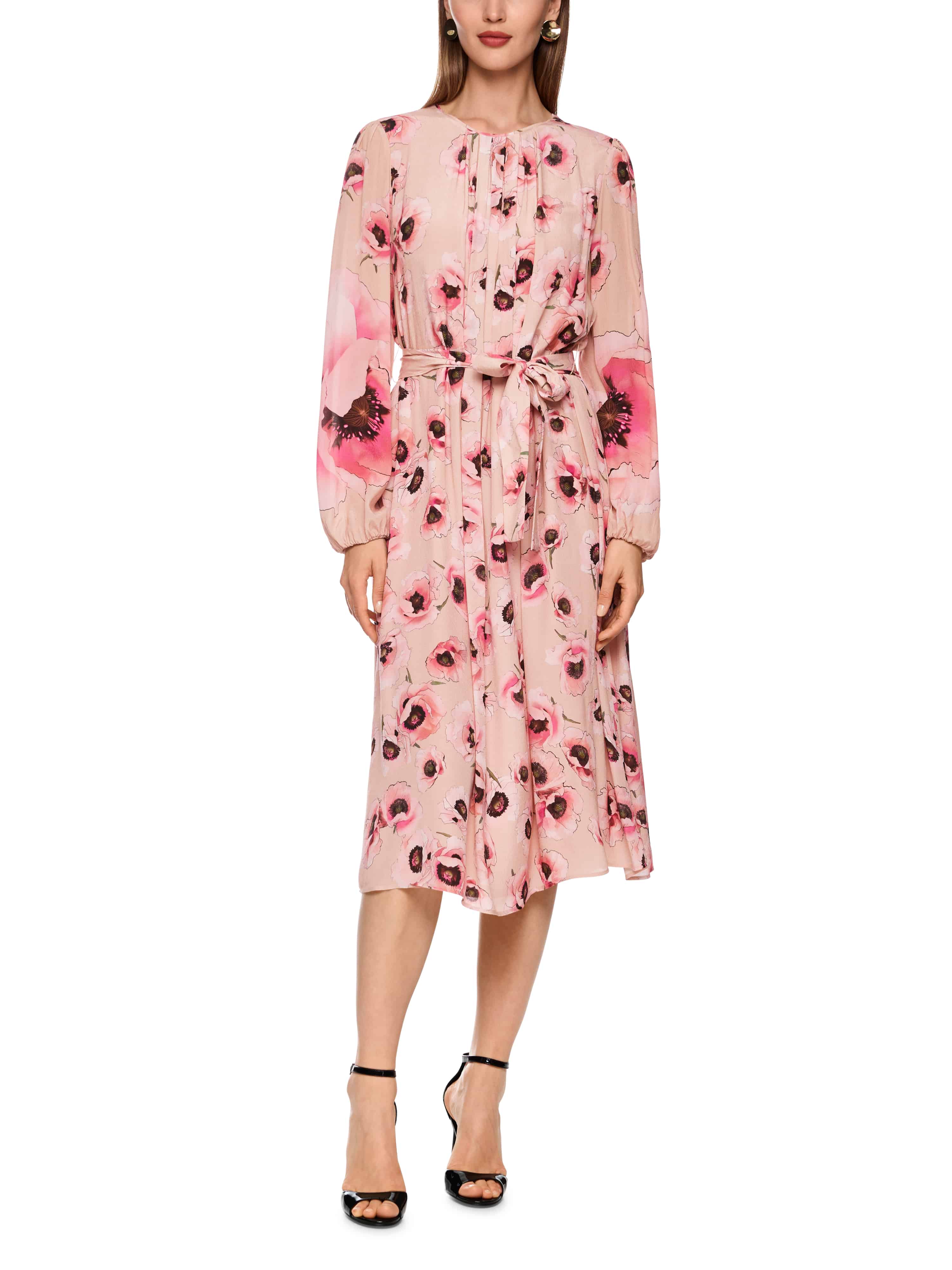 שמלת מידי אלגנטית בצבע ורוד, עם הדפס פרחים עדיןגזרה רפויה עם שרוולים ארוכים, סגירה בכפתורים וחגורת קשירה להדגשת המותןהרכב בד: 100% ויסקוזההדוגמנית בגובה 1.79 מ' ולובשת מידה 3 של מארק קיין