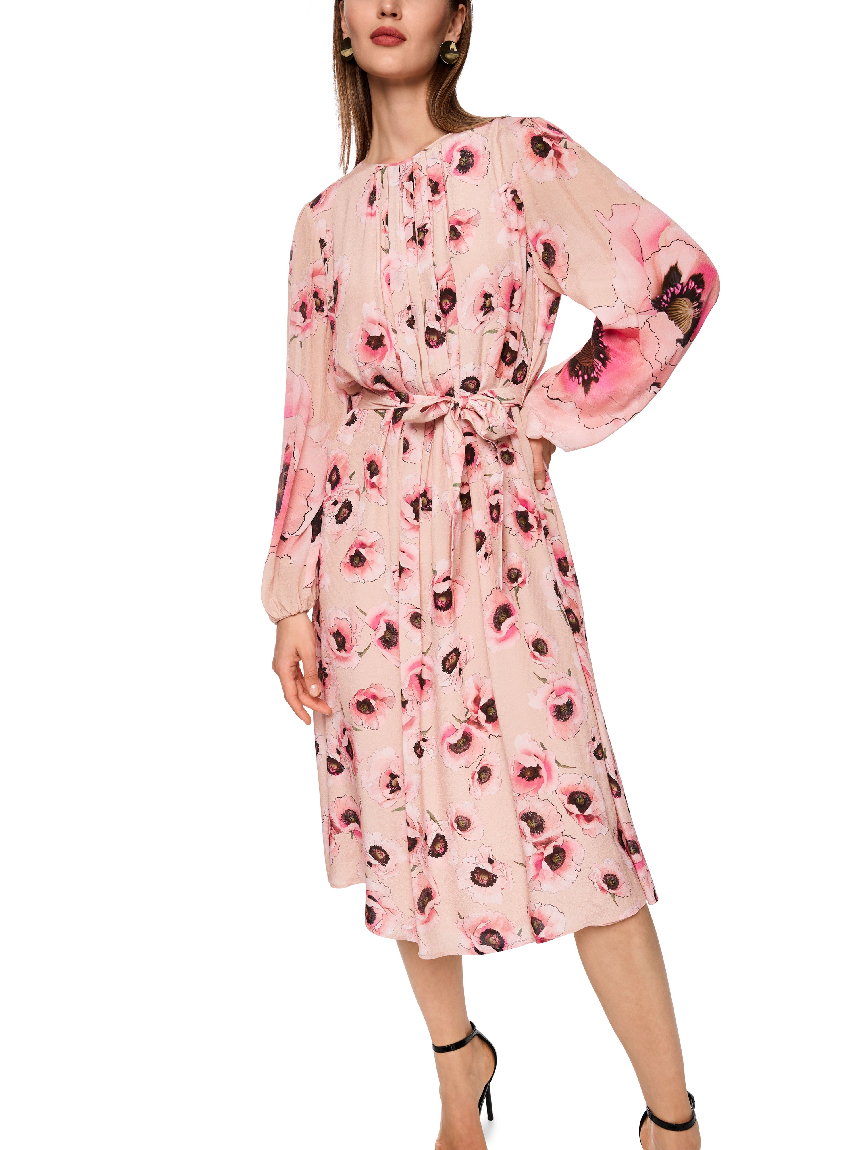 שמלת מידי אלגנטית בצבע ורוד, עם הדפס פרחים עדיןגזרה רפויה עם שרוולים ארוכים, סגירה בכפתורים וחגורת קשירה להדגשת המותןהרכב בד: 100% ויסקוזההדוגמנית בגובה 1.79 מ' ולובשת מידה 3 של מארק קיין