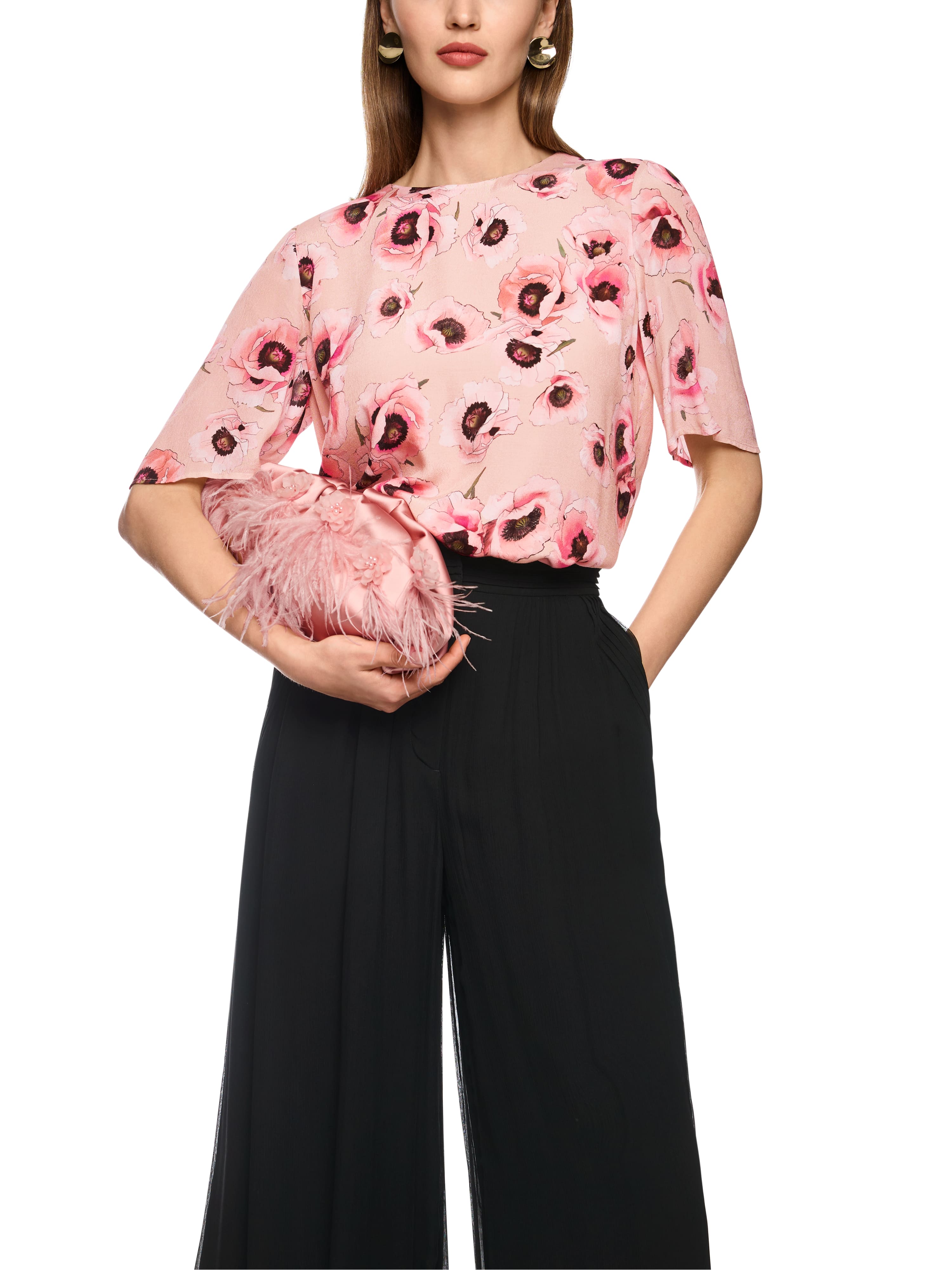 חולצת אלגנטית בגזרה ישרה, בגווני ורוד, עם הדפס פרחים עדיןשרוולים קצרים, וסגירה בגב עם כפתורהרכב הבד: 100% ויסקוזההדוגמנית בגובה 1.79 מ' ולובשת מידה 3 של מארק קיין