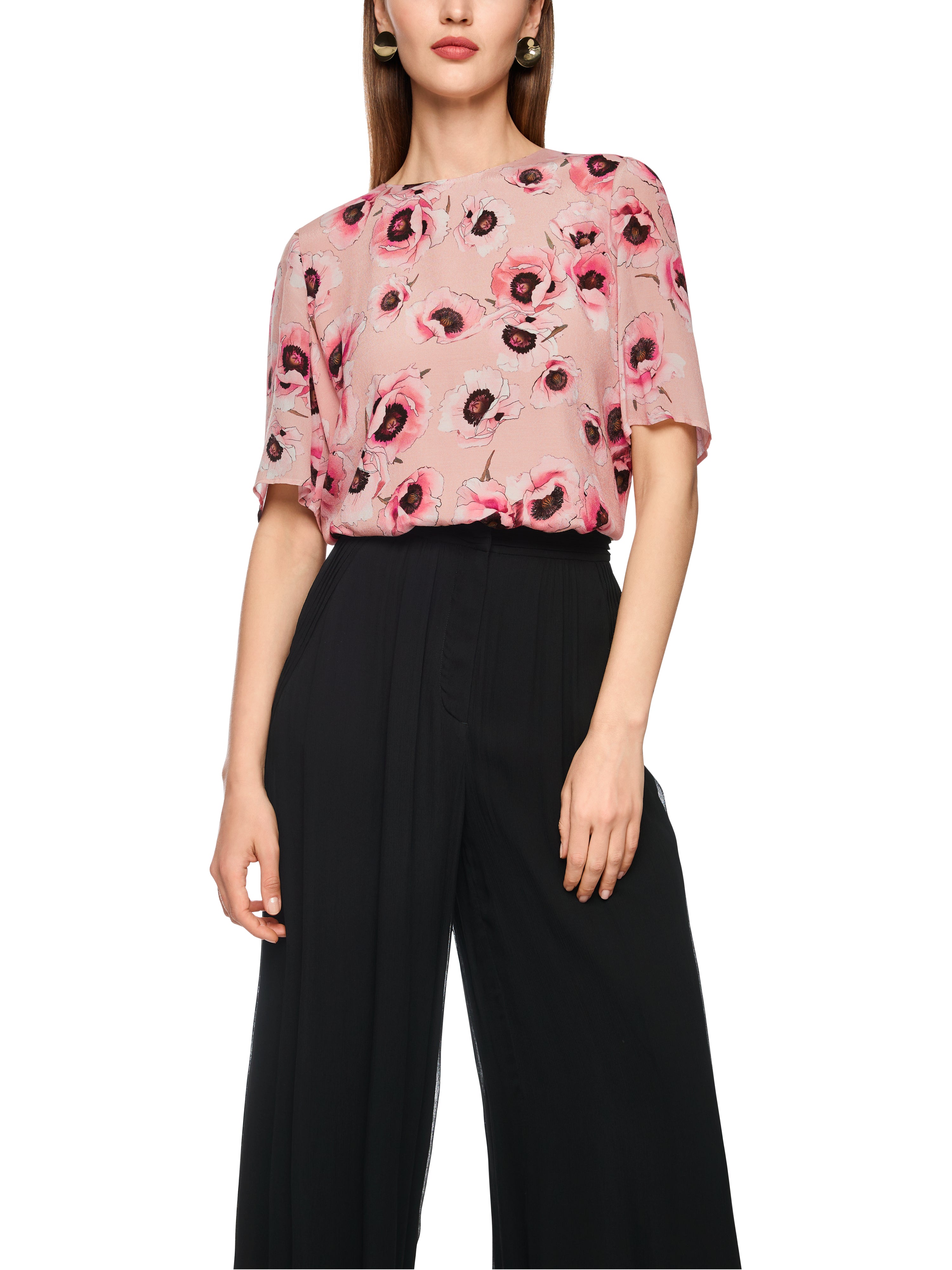 חולצת אלגנטית בגזרה ישרה, בגווני ורוד, עם הדפס פרחים עדיןשרוולים קצרים, וסגירה בגב עם כפתורהרכב הבד: 100% ויסקוזההדוגמנית בגובה 1.79 מ' ולובשת מידה 3 של מארק קיין