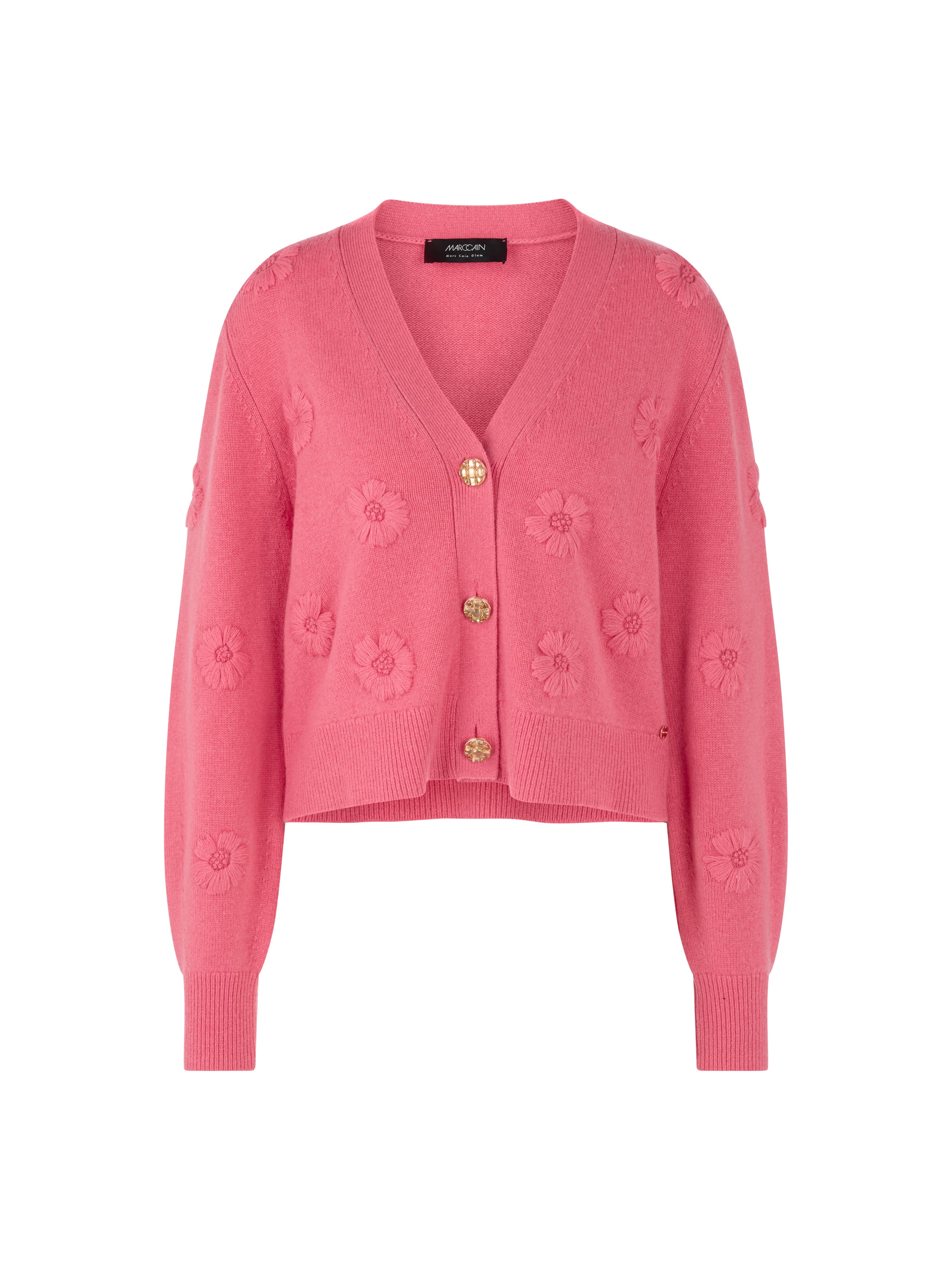 קרדיגן אלגנטי בצבע ורוד עמוק, בגזרה רפויה עם מחשוף V ודוגמת פרחים רקומיםבעיטור כפתורי זהב עם קריסטליםהרכב בד: 90% צמר בתולי, 10% קשמירהדוגמנית בגובה 1.79 מ' ולובשת מידה 3 של מארק קיין