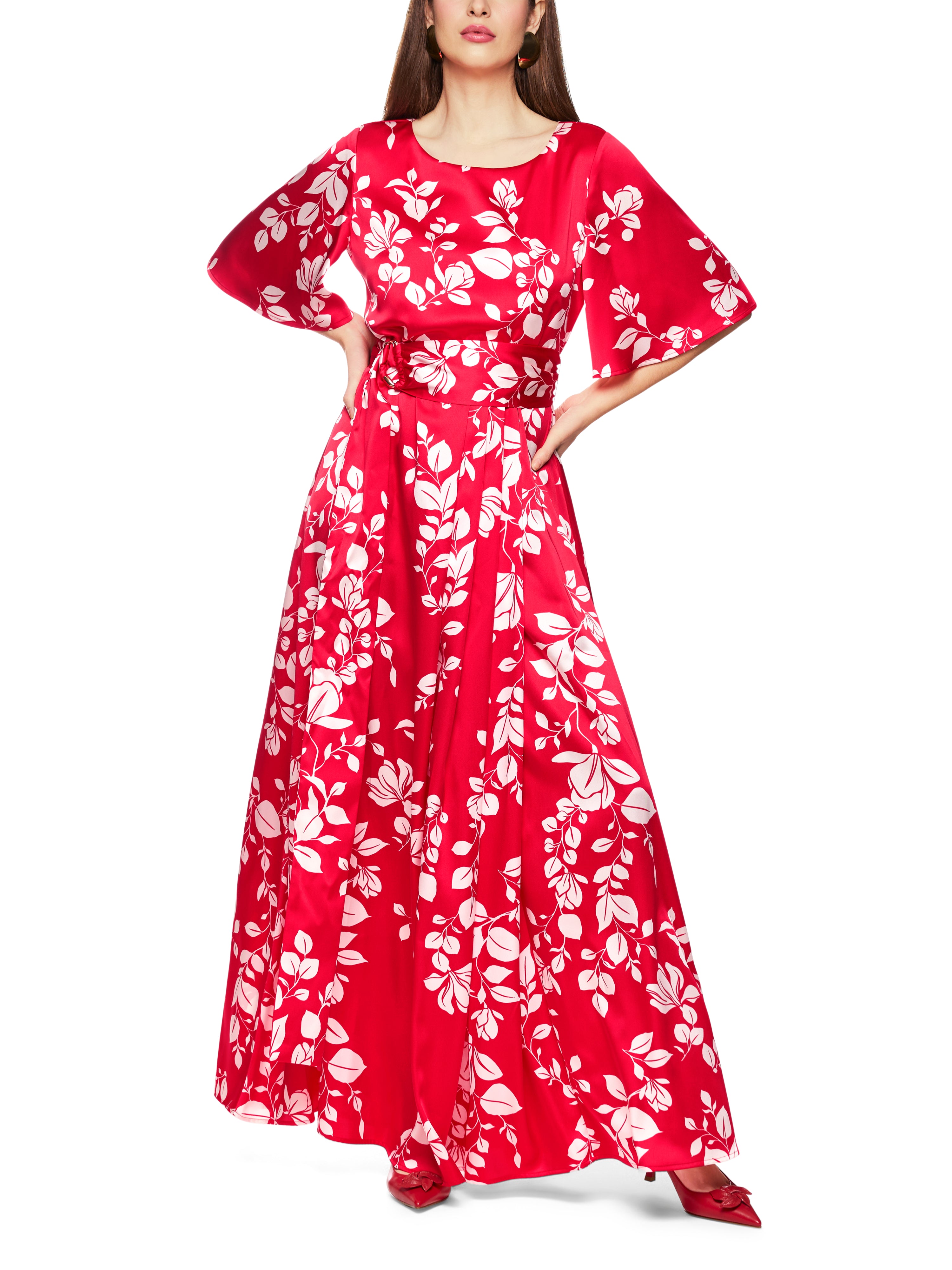 שמלת מקסי מתרחבת עם חגורה תואמת הניתנת להסרה בהדפס עליםהרכב: 51% פוליאסטר ממוחזר, 49% פוליאסטרהדוגמנית בגובה 1.79 ולובשת מידה 3 של מארק קיין