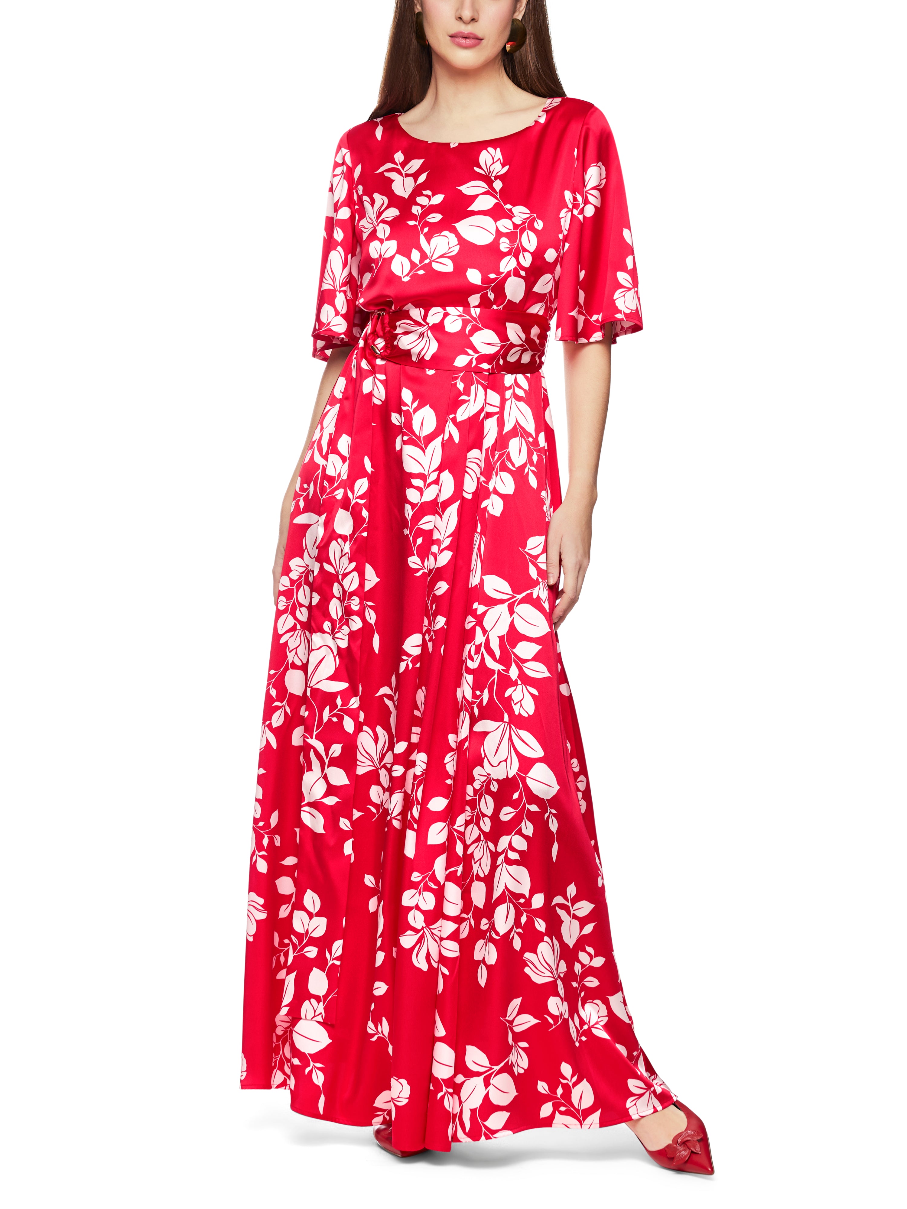 שמלת מקסי מתרחבת עם חגורה תואמת הניתנת להסרה בהדפס עליםהרכב: 51% פוליאסטר ממוחזר, 49% פוליאסטרהדוגמנית בגובה 1.79 ולובשת מידה 3 של מארק קיין