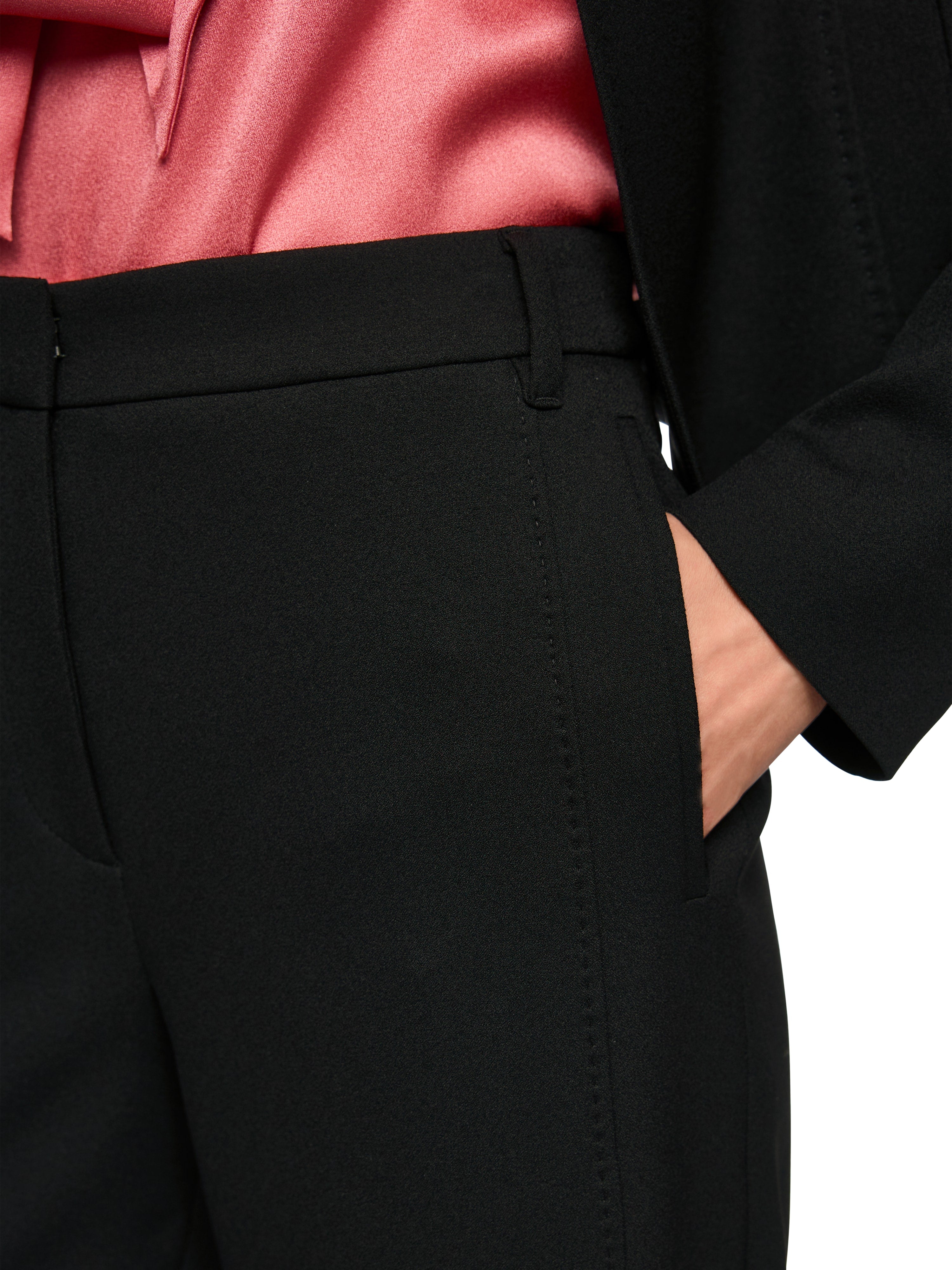 מכנסי בד בגזרה גבוהה, גזרה ישרה עם מותן גבוהה וכיסים צדדייםהרכב בד: 85% פוליאסטר, 15% אלסטןהדוגמנית בגובה 1.79 ולובשת מידה 3 של מארק קיין.