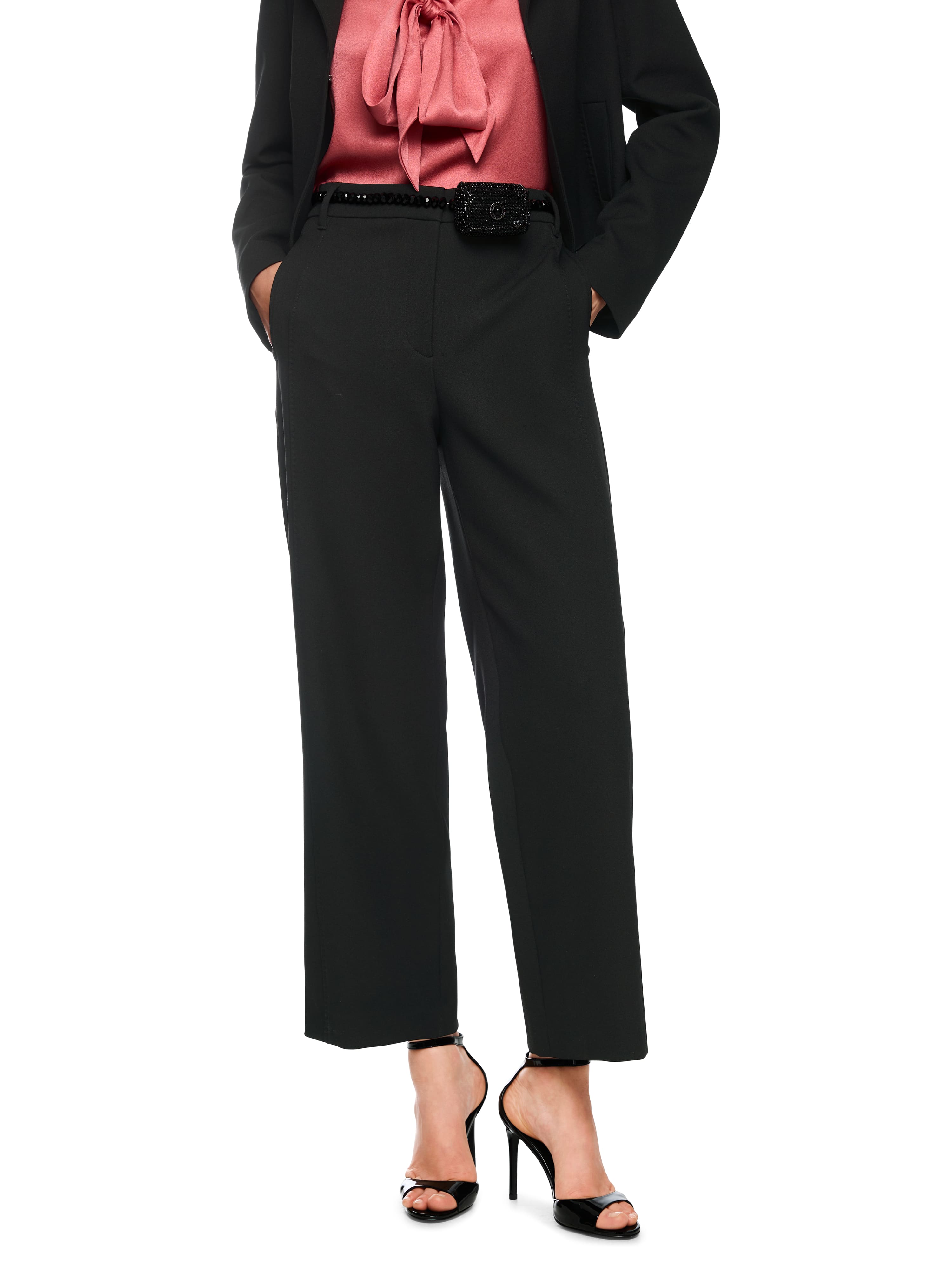 מכנסי בד בגזרה גבוהה, גזרה ישרה עם מותן גבוהה וכיסים צדדייםהרכב בד: 85% פוליאסטר, 15% אלסטןהדוגמנית בגובה 1.79 ולובשת מידה 3 של מארק קיין.