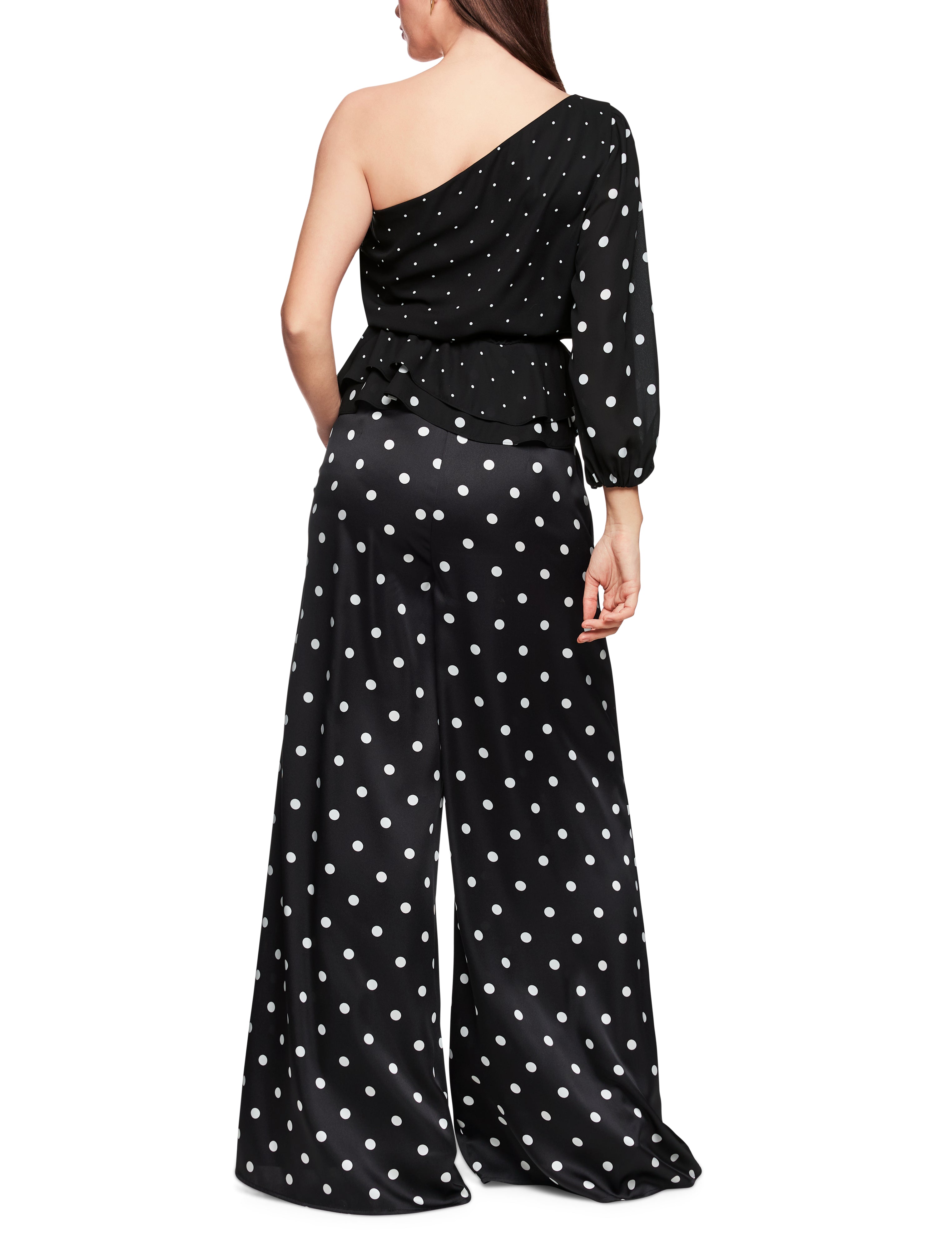 טופ א-סימטרי בגזרה צמודה ורוכסן צדדיהרכב: 100% פוליאסטרהדוגמנית בגובה 1.79 ולובשת מידה 3 של מארק קיין