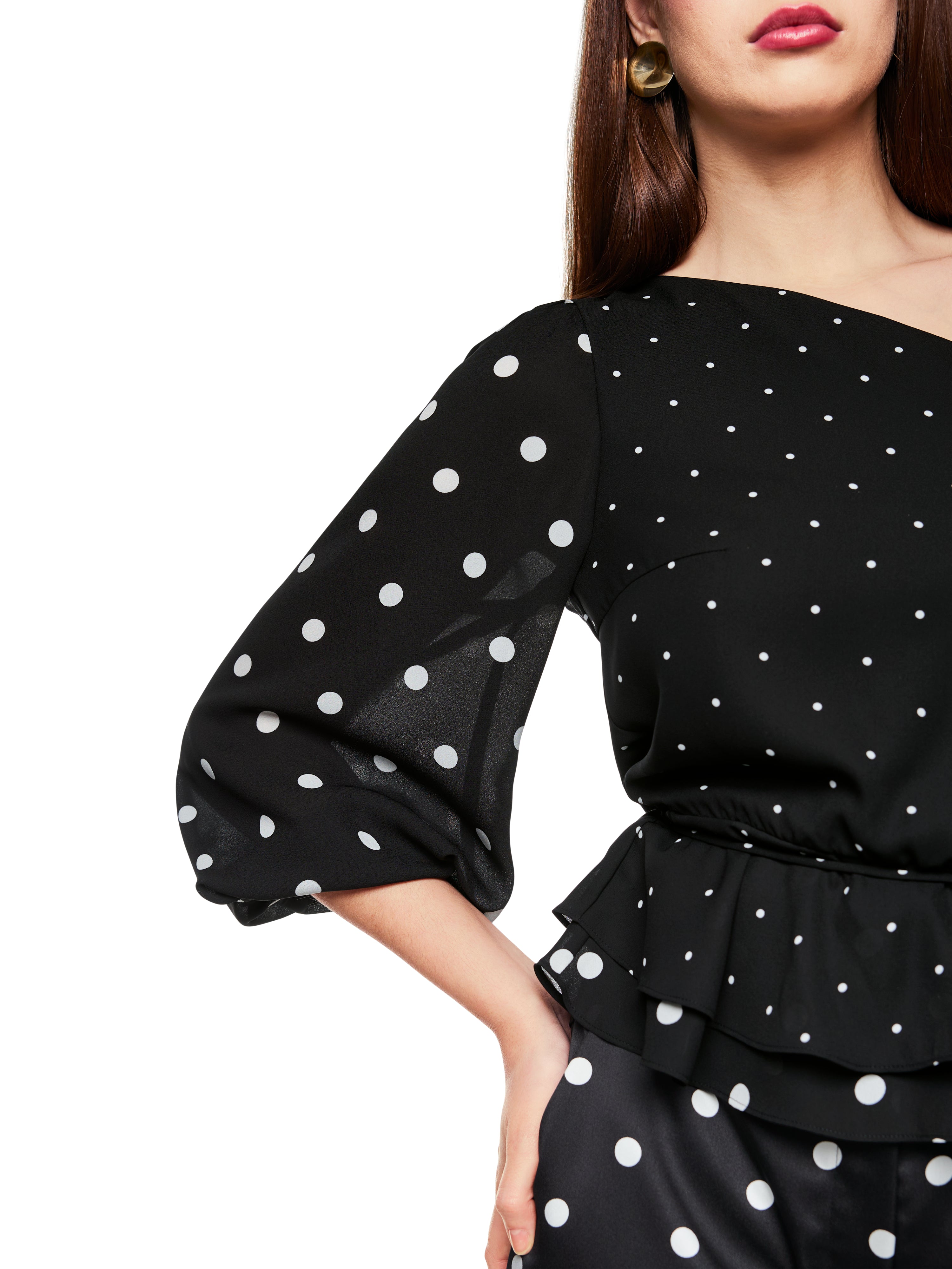 טופ א-סימטרי בגזרה צמודה ורוכסן צדדיהרכב: 100% פוליאסטרהדוגמנית בגובה 1.79 ולובשת מידה 3 של מארק קיין