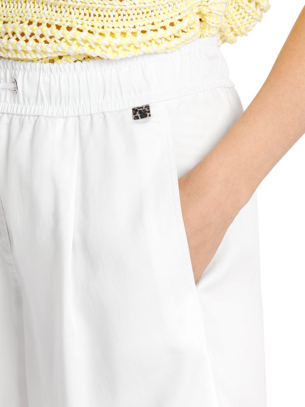 מכנסי שורטס מכותנה בצבע לבן עם גומי במותן