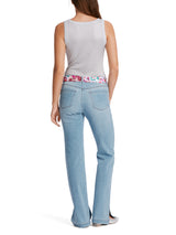 ג'ינס דגם FARO בגזרת בוט קאט עם שליץ בסיומת אלמנט פנינים בלולאות וחגורת בנדנה צבעונית