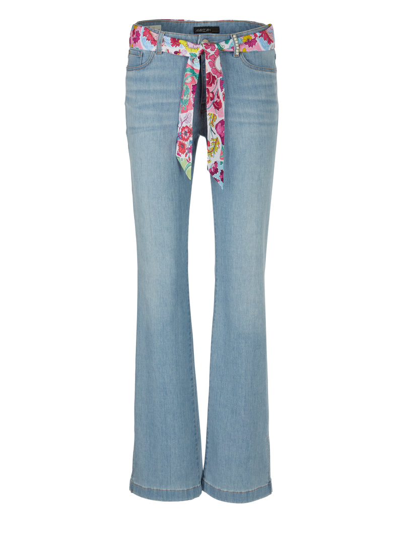 ג'ינס דגם FARO בגזרת בוט קאט עם שליץ בסיומת אלמנט פנינים בלולאות וחגורת בנדנה צבעונית