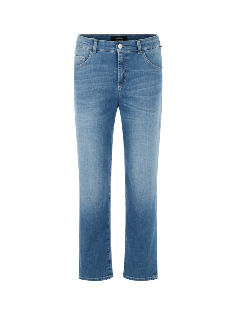 מכנסי ג'ינס בגזרת Relaxed Fit נינוחה, מבד כותנה אלסטי בשטיפה ייחודית שמעניקה לו מגע רך ומראה מודרני. רגל ישרה, מותן בגובה סטדנדרטי, ומכפלת בגובה הקרסול. עם עיצוב 5 כיסים קלאסי, לולאות לחגורה, וסגירה באמצעות רוכסן וכפתור. ג'ינס בייסיק קלאסי ונוח במיוחד, שניתן לשלב בכל לוק יומיומי.הרכב: 98% כותנה, 2% אלסטןהדוגמנית בגובה 1.79 ולובשת מידה 3 של מארק קיין