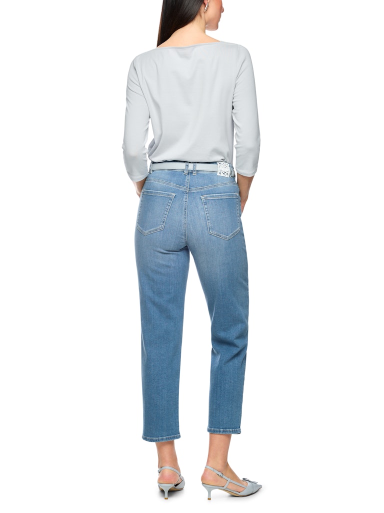 מכנסי ג'ינס בגזרת Relaxed Fit נינוחה, מבד כותנה אלסטי בשטיפה ייחודית שמעניקה לו מגע רך ומראה מודרני. רגל ישרה, מותן בגובה סטדנדרטי, ומכפלת בגובה הקרסול. עם עיצוב 5 כיסים קלאסי, לולאות לחגורה, וסגירה באמצעות רוכסן וכפתור. ג'ינס בייסיק קלאסי ונוח במיוחד, שניתן לשלב בכל לוק יומיומי.הרכב: 98% כותנה, 2% אלסטןהדוגמנית בגובה 1.79 ולובשת מידה 3 של מארק קיין
