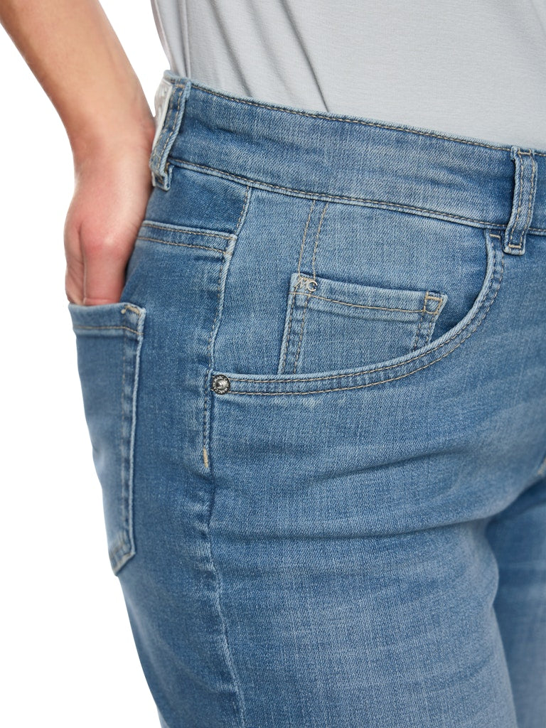מכנסי ג'ינס בגזרת Relaxed Fit נינוחה, מבד כותנה אלסטי בשטיפה ייחודית שמעניקה לו מגע רך ומראה מודרני. רגל ישרה, מותן בגובה סטדנדרטי, ומכפלת בגובה הקרסול. עם עיצוב 5 כיסים קלאסי, לולאות לחגורה, וסגירה באמצעות רוכסן וכפתור. ג'ינס בייסיק קלאסי ונוח במיוחד, שניתן לשלב בכל לוק יומיומי.הרכב: 98% כותנה, 2% אלסטןהדוגמנית בגובה 1.79 ולובשת מידה 3 של מארק קיין