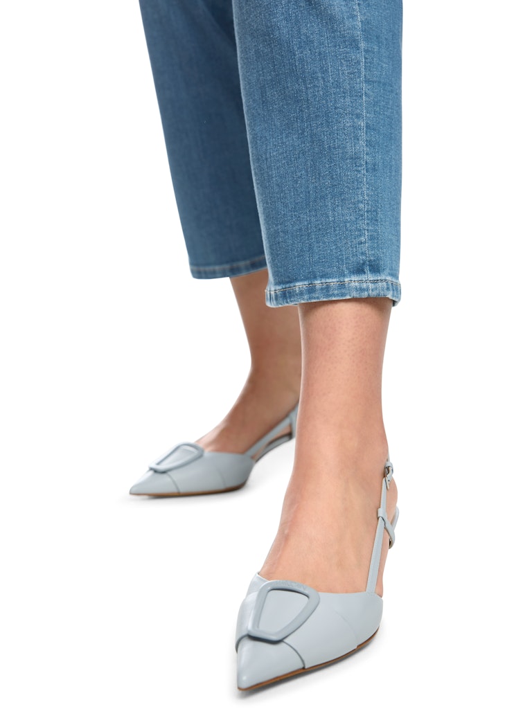 מכנסי ג'ינס בגזרת Relaxed Fit נינוחה, מבד כותנה אלסטי בשטיפה ייחודית שמעניקה לו מגע רך ומראה מודרני. רגל ישרה, מותן בגובה סטדנדרטי, ומכפלת בגובה הקרסול. עם עיצוב 5 כיסים קלאסי, לולאות לחגורה, וסגירה באמצעות רוכסן וכפתור. ג'ינס בייסיק קלאסי ונוח במיוחד, שניתן לשלב בכל לוק יומיומי.הרכב: 98% כותנה, 2% אלסטןהדוגמנית בגובה 1.79 ולובשת מידה 3 של מארק קיין