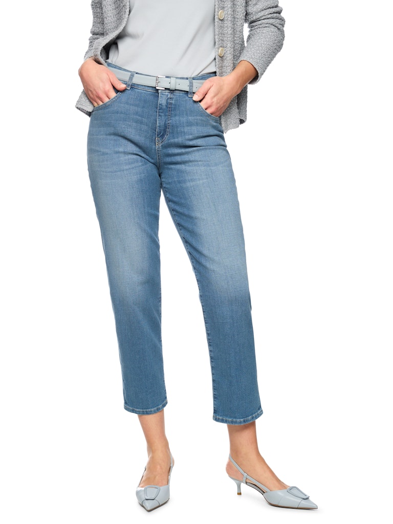 מכנסי ג'ינס בגזרת Relaxed Fit נינוחה, מבד כותנה אלסטי בשטיפה ייחודית שמעניקה לו מגע רך ומראה מודרני. רגל ישרה, מותן בגובה סטדנדרטי, ומכפלת בגובה הקרסול. עם עיצוב 5 כיסים קלאסי, לולאות לחגורה, וסגירה באמצעות רוכסן וכפתור. ג'ינס בייסיק קלאסי ונוח במיוחד, שניתן לשלב בכל לוק יומיומי.הרכב: 98% כותנה, 2% אלסטןהדוגמנית בגובה 1.79 ולובשת מידה 3 של מארק קיין