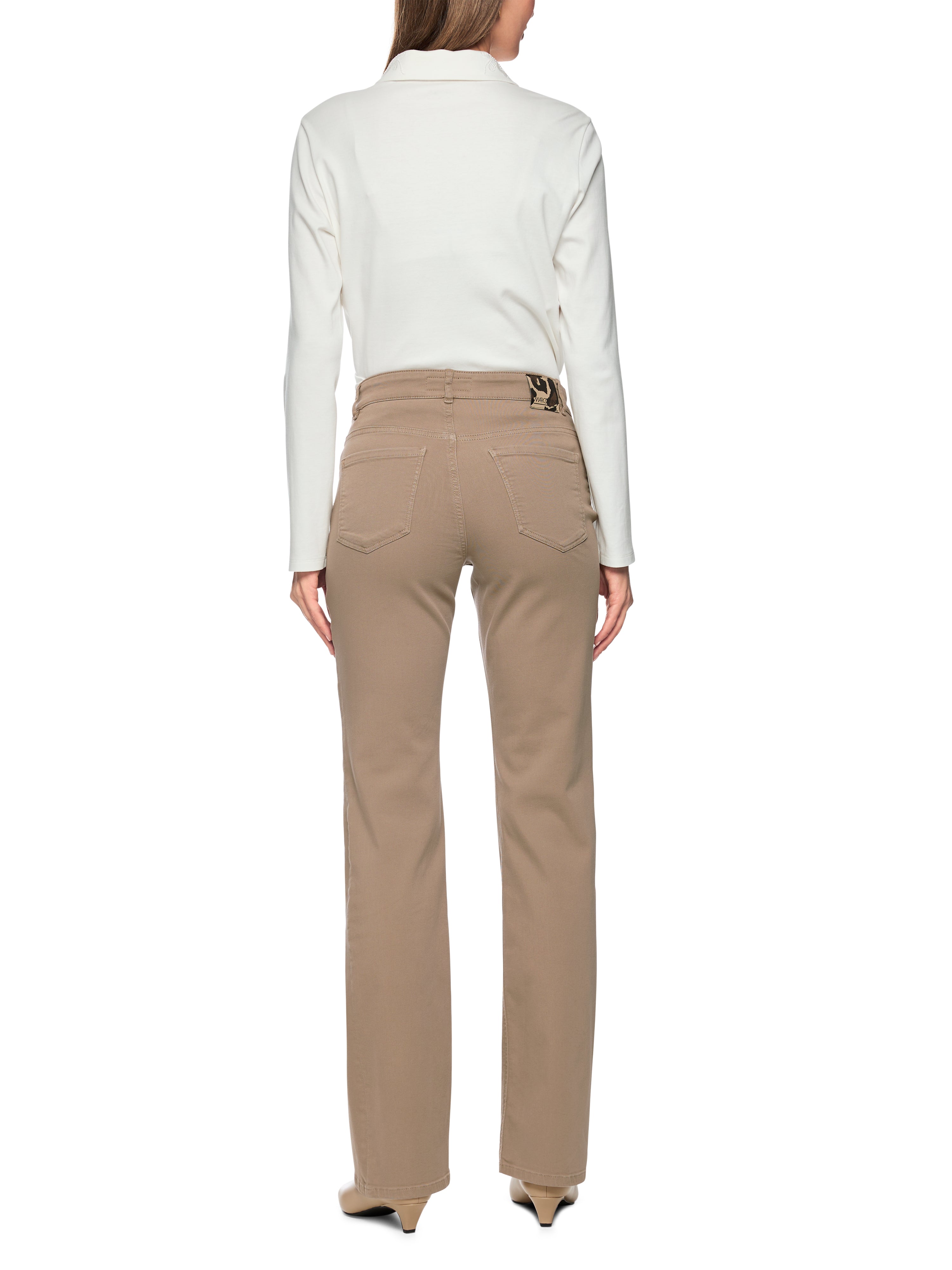 מכנסיים מתרחבים בגזרה נינוחההרכב: 92% כותנה, 5% אלסטומולטיאסטר, 3% אלסטןהדוגמנית בגובה 1.79 ולובשת מידה 3 של מארק קיין