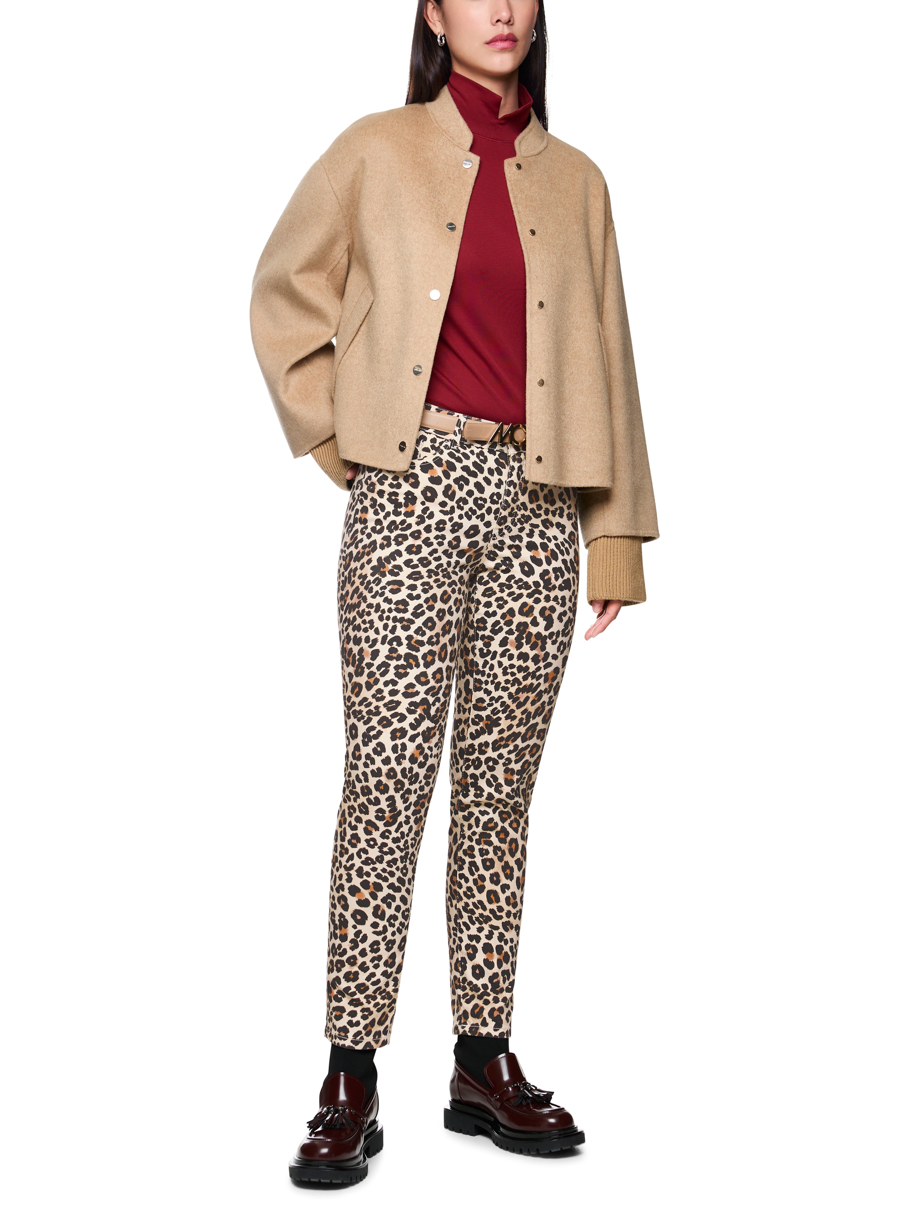 מכנסי ג'ינס בגזרה צמודה עם הדפסהרכב: 90% כותנה, 8% אלסטומולטיאסטר, 2% אלסטןהדוגמנית בגובה 1.79 ולובשת מידה 3 של מארק קיין