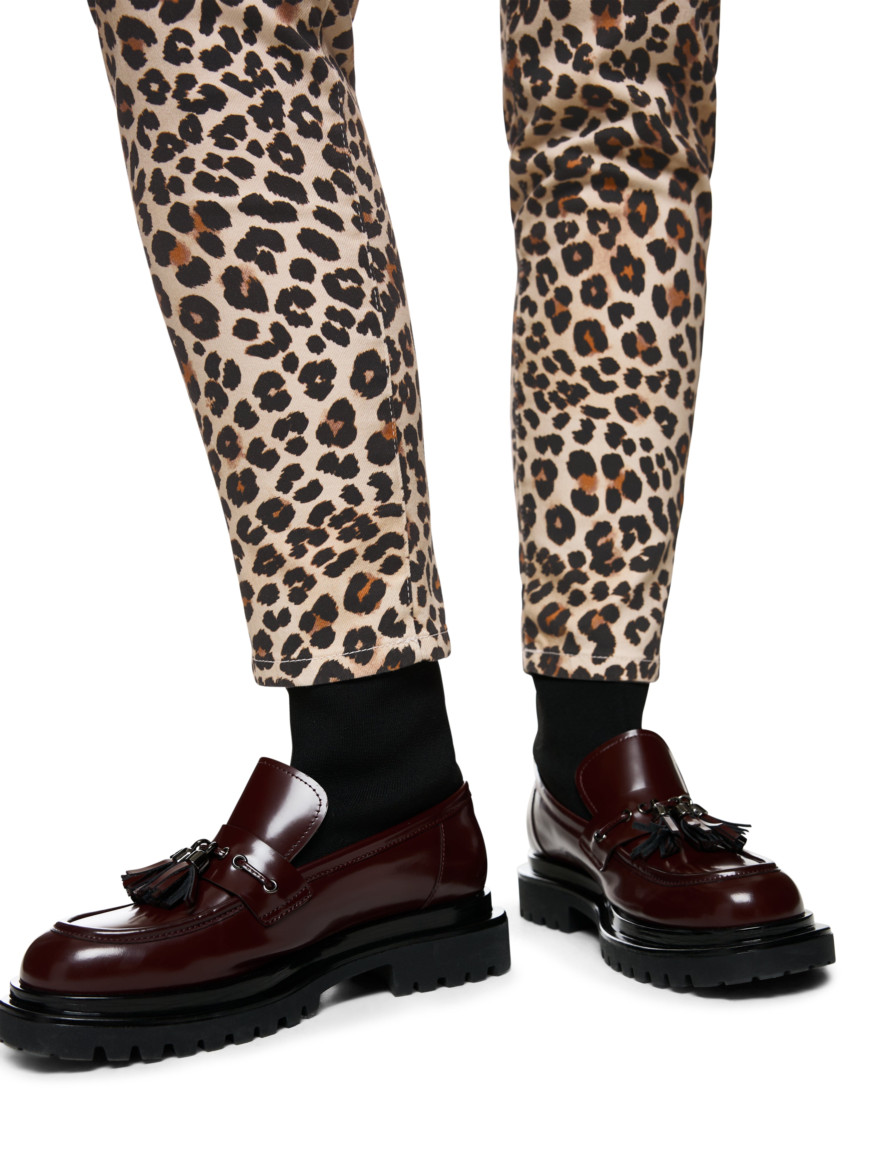 מכנסי ג'ינס בגזרה צמודה עם הדפסהרכב: 90% כותנה, 8% אלסטומולטיאסטר, 2% אלסטןהדוגמנית בגובה 1.79 ולובשת מידה 3 של מארק קיין