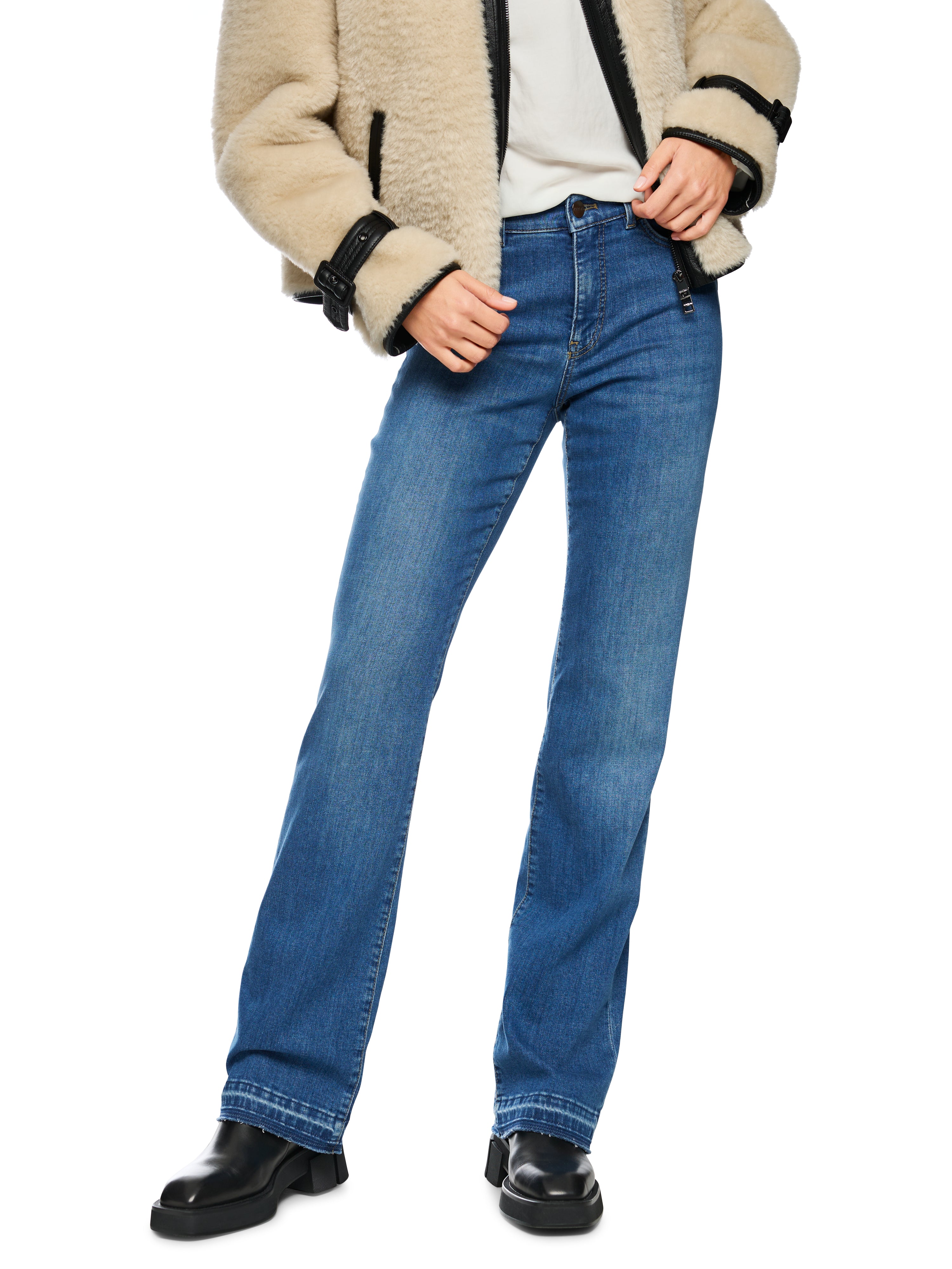 מכנסי ג'ינס בגזרה ישרה עם כיסים צדדיים ואחורייםגימור פתוח בקצוותהרכב הבד: 97% כותנה, 3% אלסטןהדוגמנית בגובה 1.79 ולובשת מידה 3 של מארק קיין