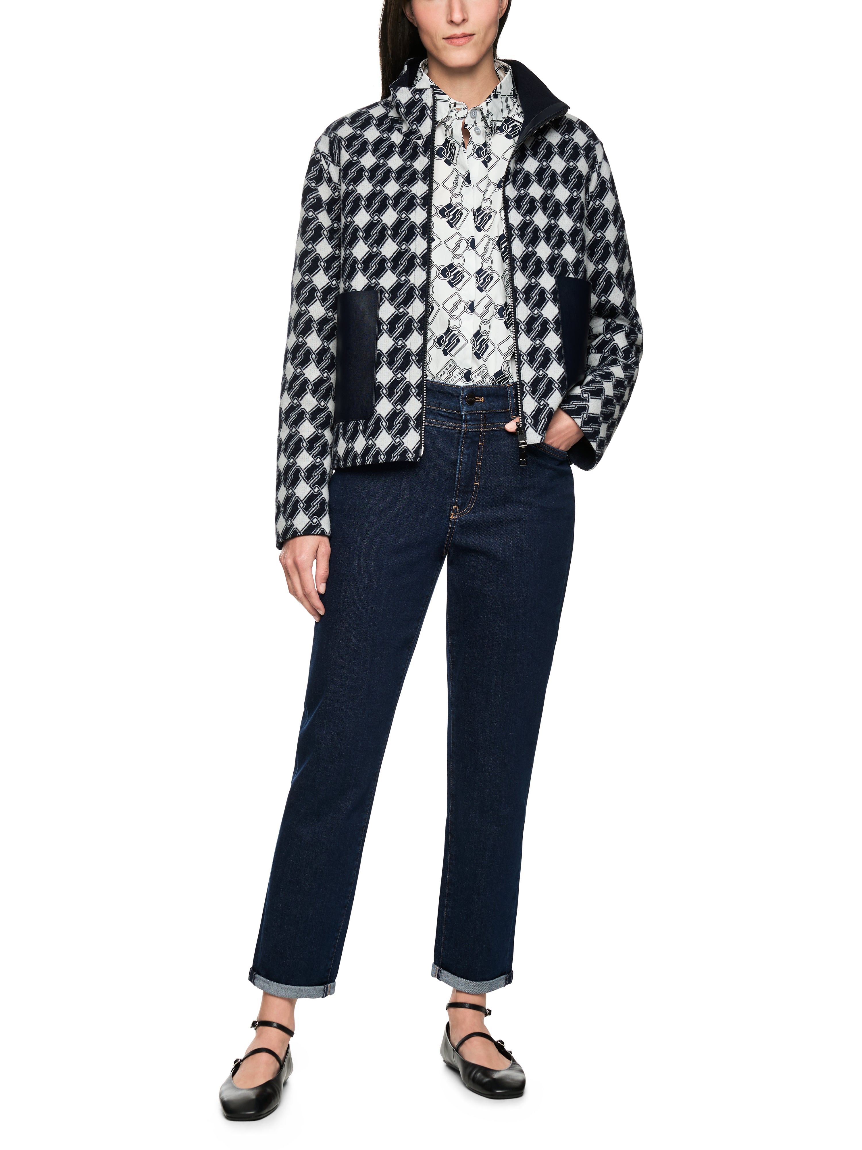 מכנסי ג'ינס עשויים כותנה אלסטית באורך 7/8 עם קפליםהרכב: 99% כותנה, 1% אלסטןהדוגמנית בגובה 1.79 ולובשת מידה 3 של מארק קיין