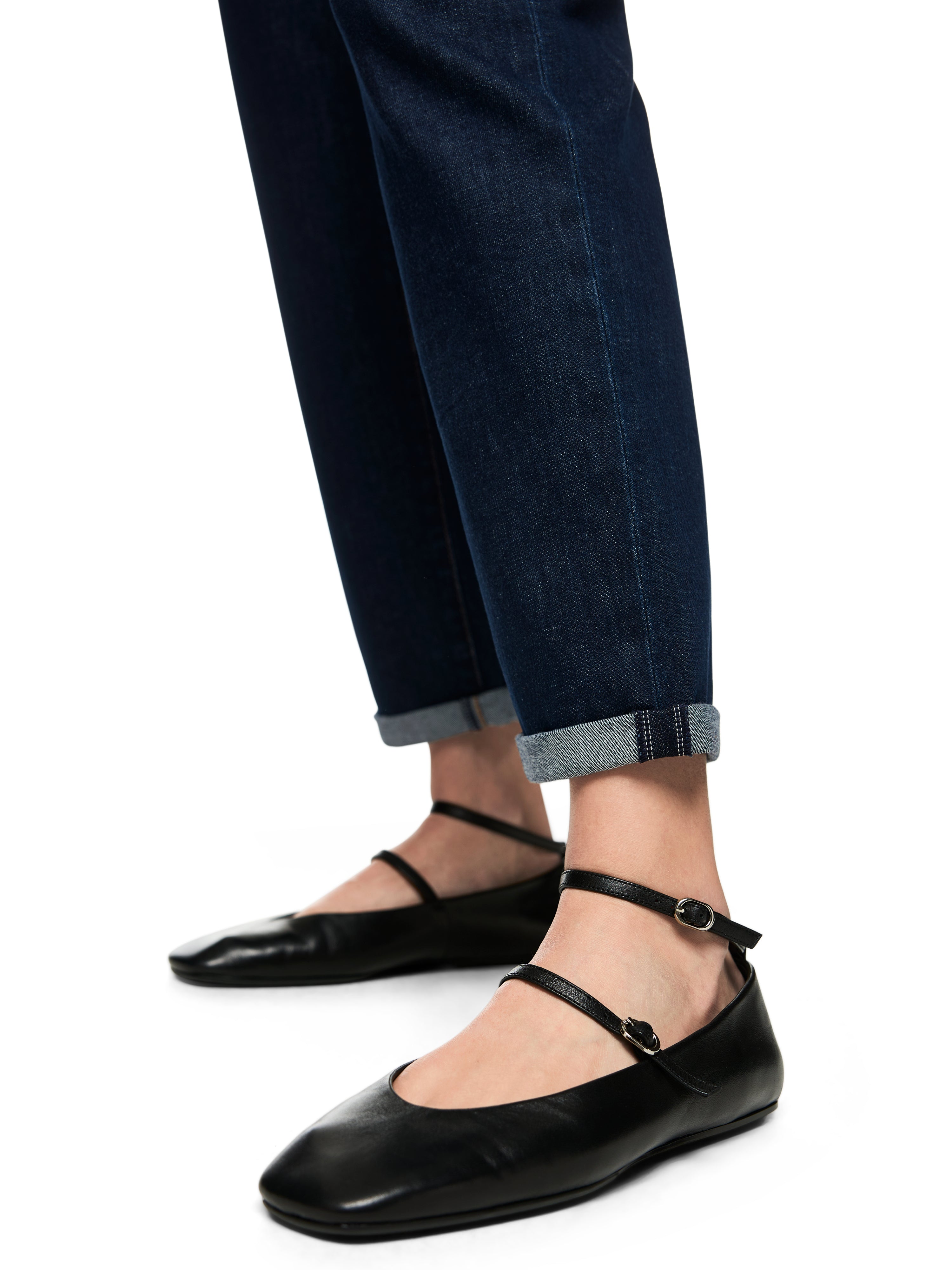 מכנסי ג'ינס עשויים כותנה אלסטית באורך 7/8 עם קפליםהרכב: 99% כותנה, 1% אלסטןהדוגמנית בגובה 1.79 ולובשת מידה 3 של מארק קיין