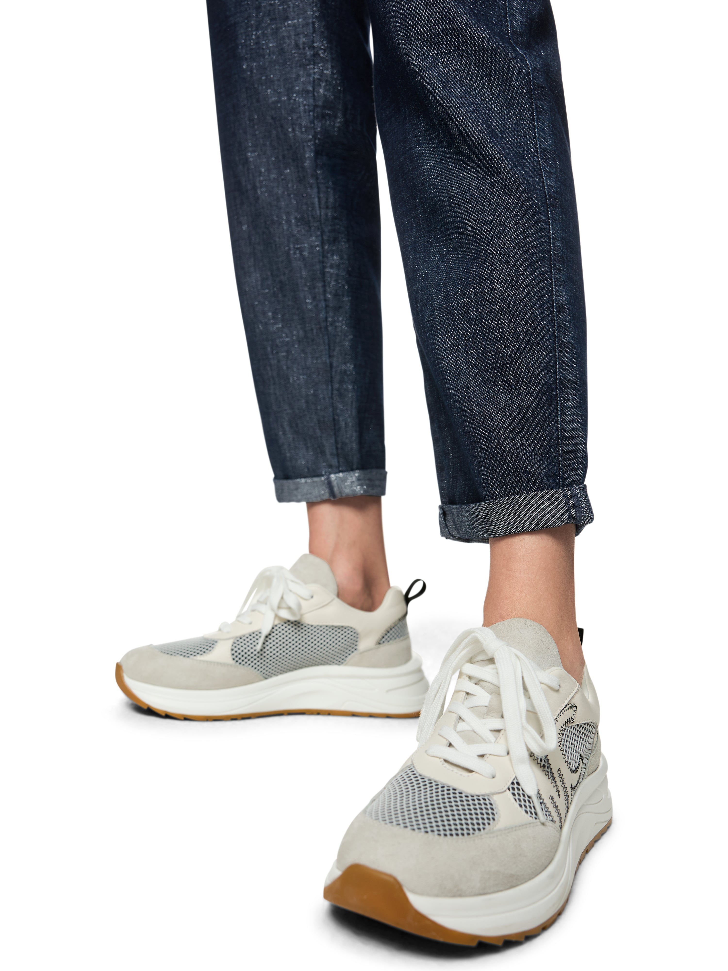 מכנסי ג'ינס בגזרה משוחררת באורך 7/8 עם קפליםהרכב: 62% כותנה, 32% ויסקוזה, 4% פוליאסטר, 2% פוליאמידהדוגמנית בגובה 1.79 ולובשת מידה 3 של מארק קיין