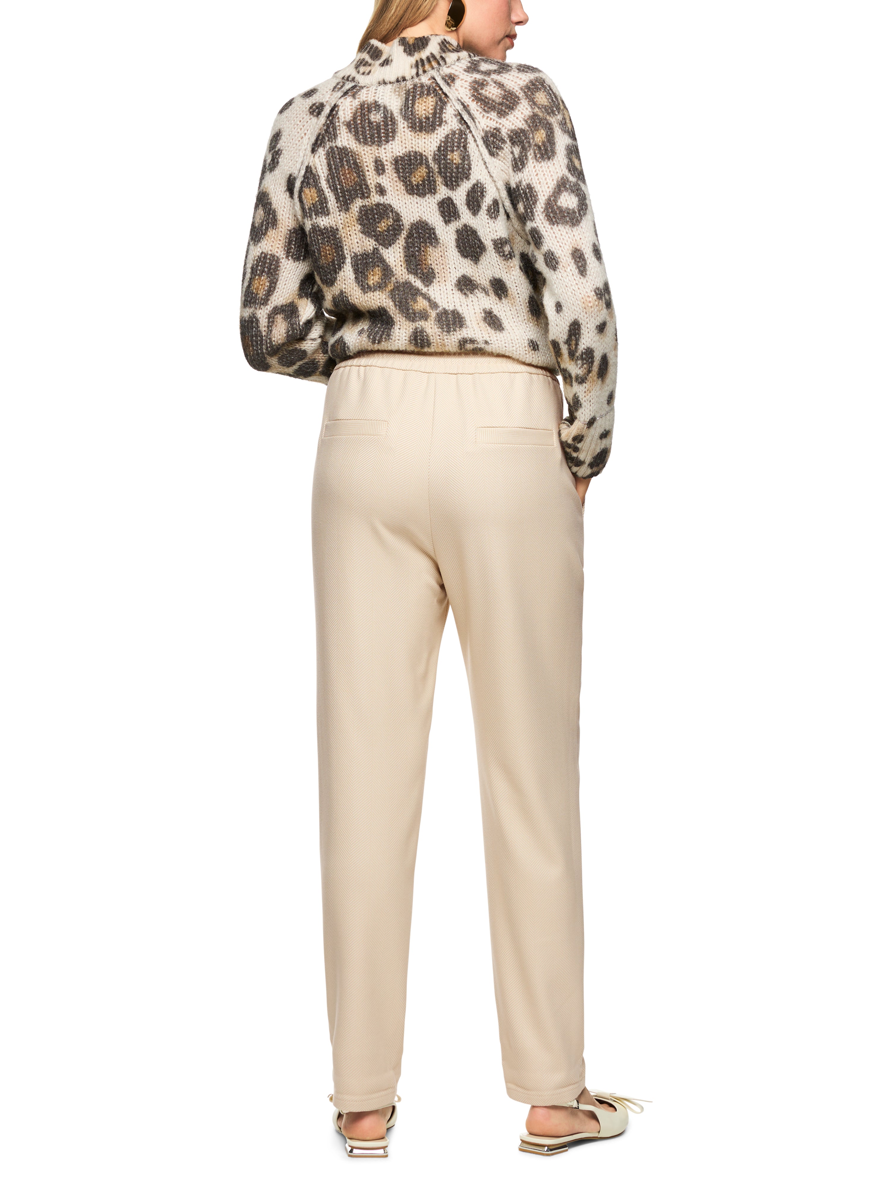 מכנסיים ספורטיביים עם גומיית מותן אלסטיתהרכב: 69% פוליאסטר, 29% ויסקוזה, 2% אלסטןהדוגמנית בגובה 1.79 ולובשת מידה 3 של מארק קיין