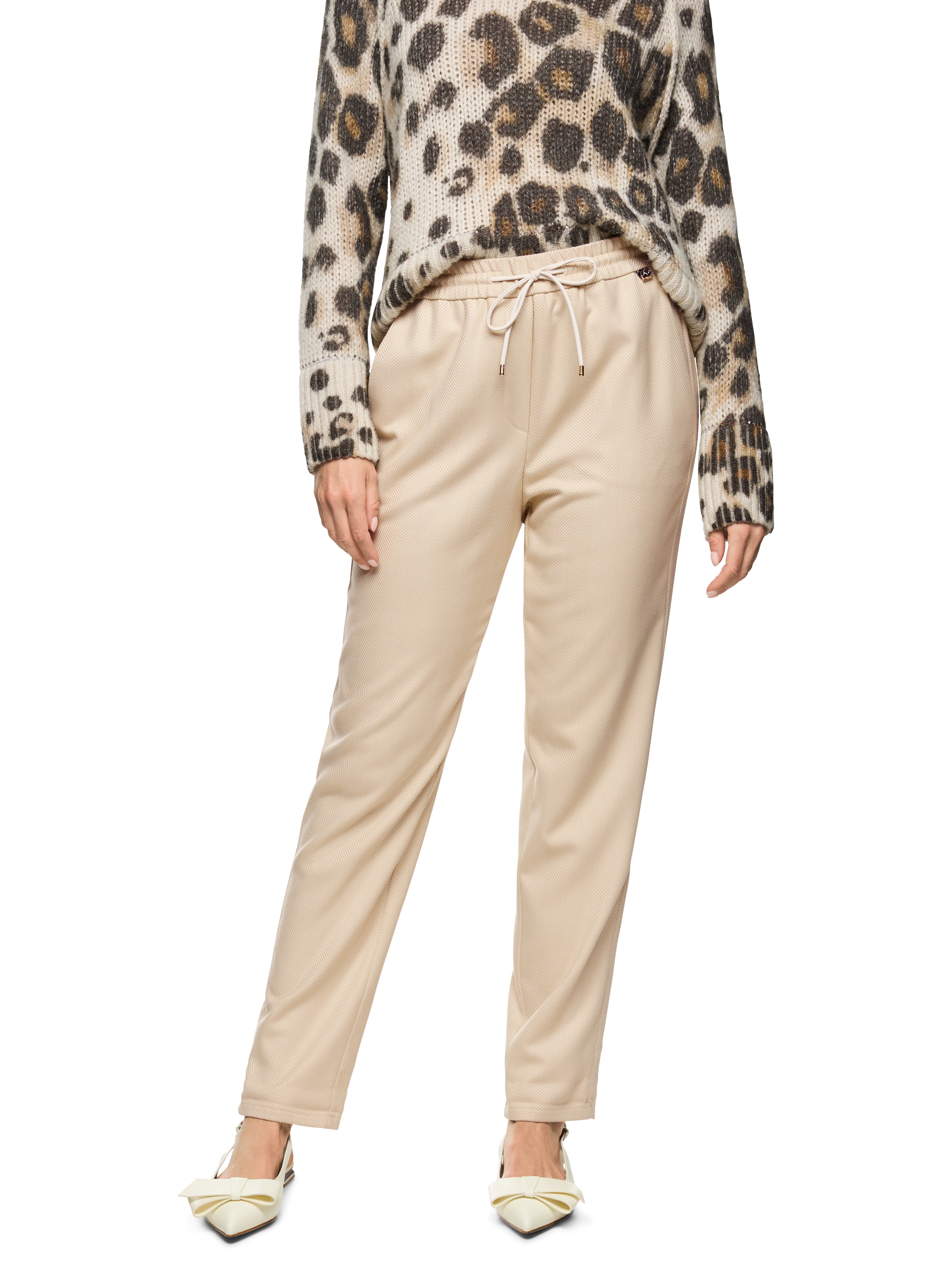 מכנסיים ספורטיביים עם גומיית מותן אלסטיתהרכב: 69% פוליאסטר, 29% ויסקוזה, 2% אלסטןהדוגמנית בגובה 1.79 ולובשת מידה 3 של מארק קיין