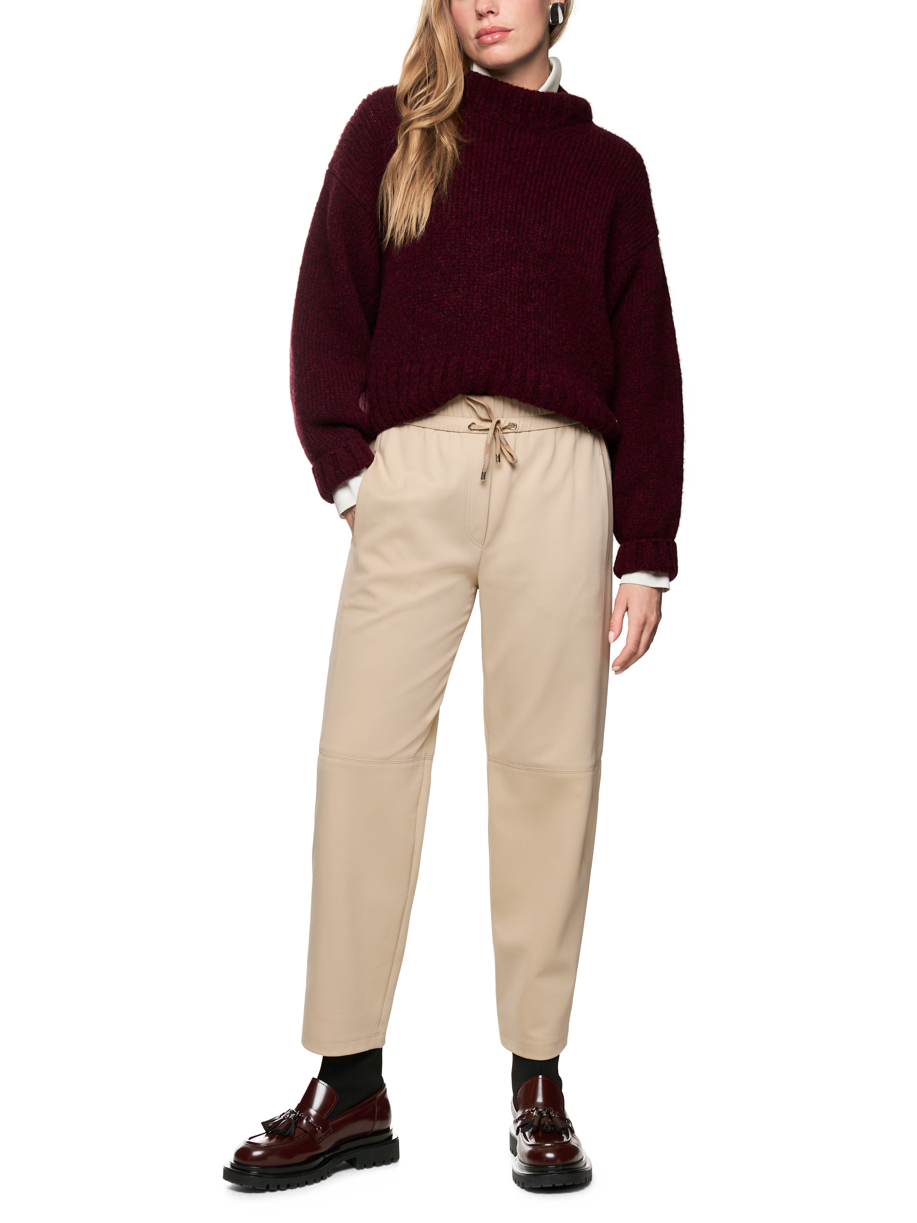 מכנסי ספורטיביים עם גומיית מותן אלסטית וקשירת שרוךהרכב: 95% פוליאמיד, 5% אלסטןהדוגמנית בגובה 1.79 ולובשת מידה 3 של מארק קיין