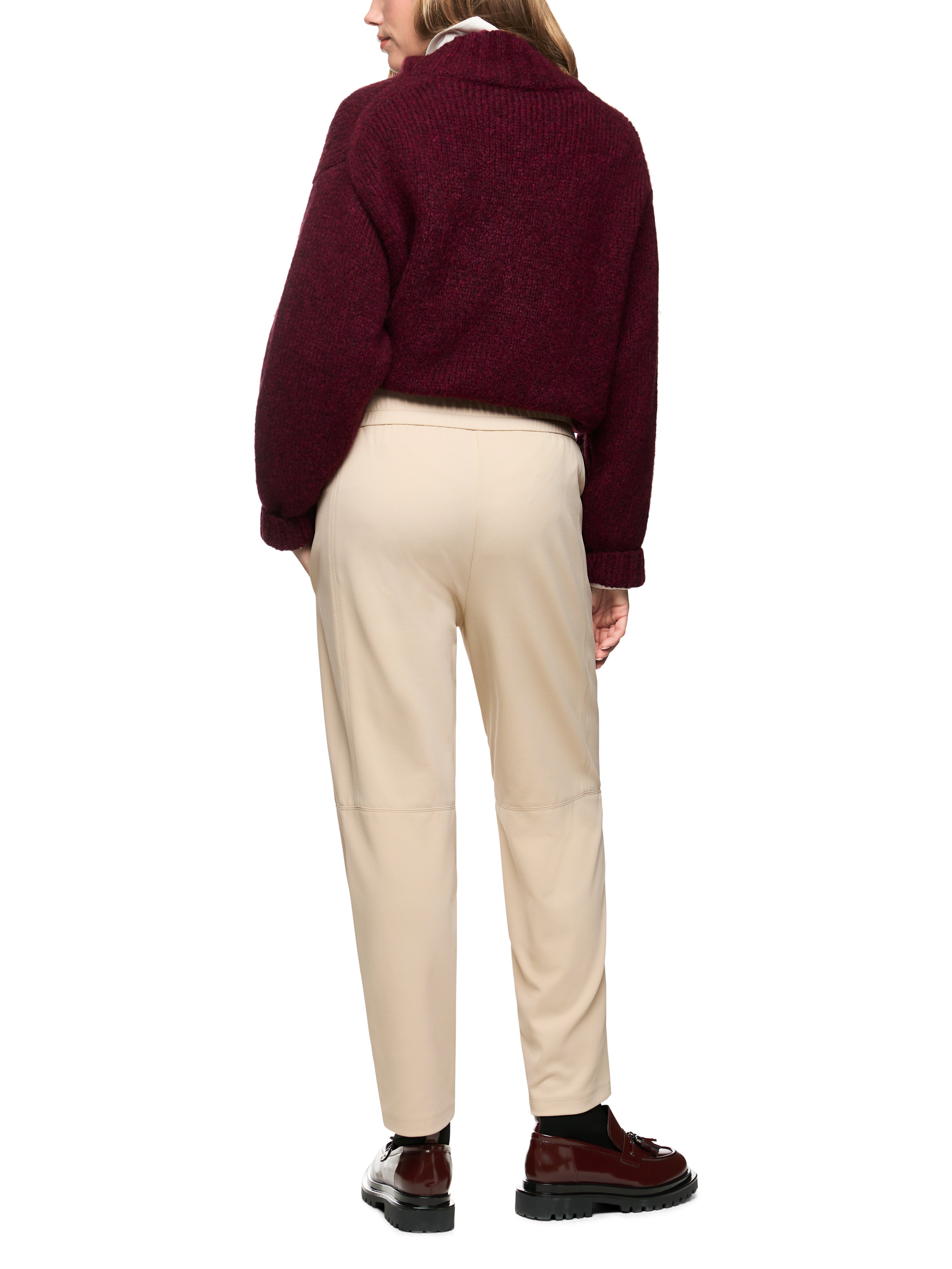 מכנסי ספורטיביים עם גומיית מותן אלסטית וקשירת שרוךהרכב: 95% פוליאמיד, 5% אלסטןהדוגמנית בגובה 1.79 ולובשת מידה 3 של מארק קיין