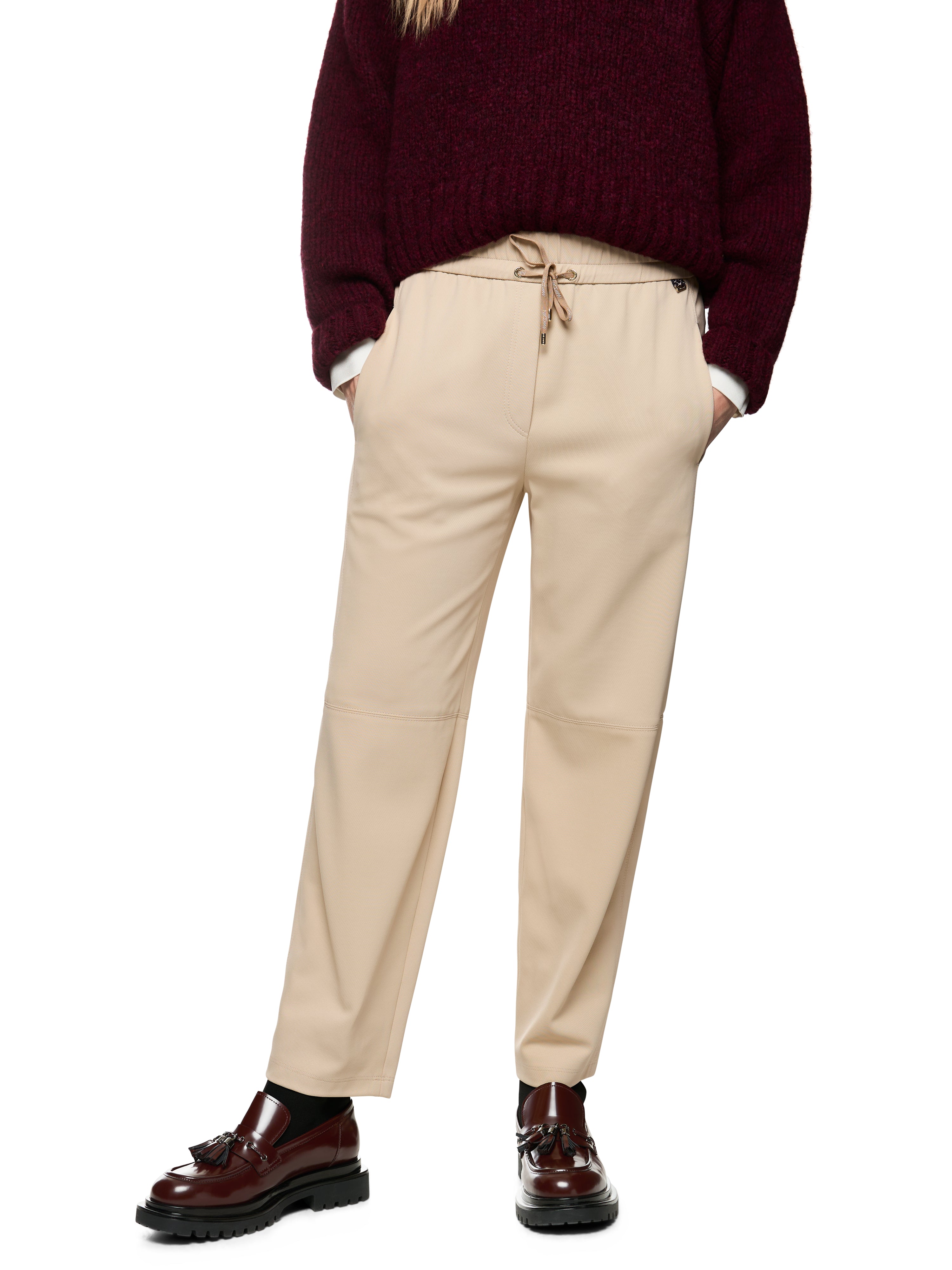 מכנסי ספורטיביים עם גומיית מותן אלסטית וקשירת שרוךהרכב: 95% פוליאמיד, 5% אלסטןהדוגמנית בגובה 1.79 ולובשת מידה 3 של מארק קיין