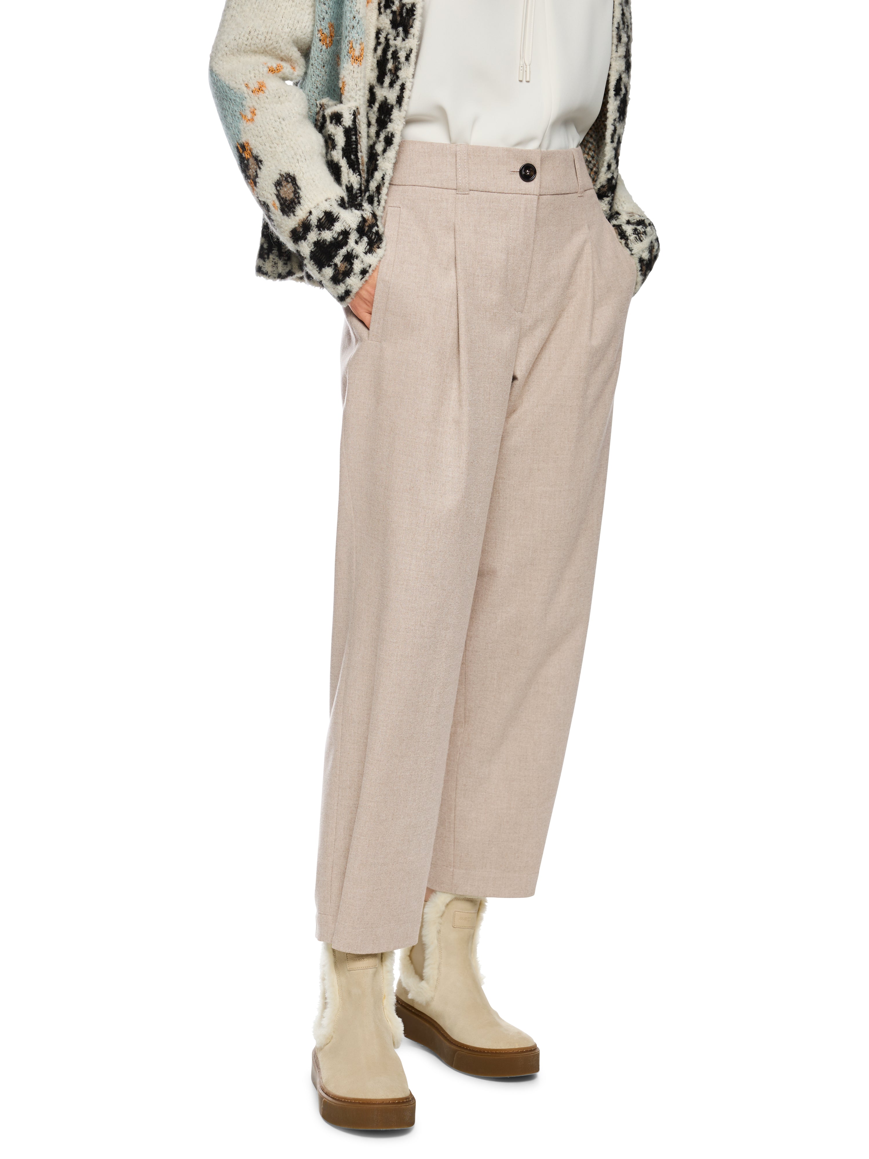 מכנסיים בגזרה ישרה עם קפלים קדמיים, נוחים ונעימים, כוללים אלסטיות קלה. צבע אבן ניטרלי שמתאים לשילוב עם פריטים מחויטים או ללבוש יומיומי.הרכב: 69% פוליאסטר ממוחזר, 29% ויסקוזה, 2% אלסטןהדוגמנית בגובה 1.79 ולובשת מידה 3 של מארק קיין