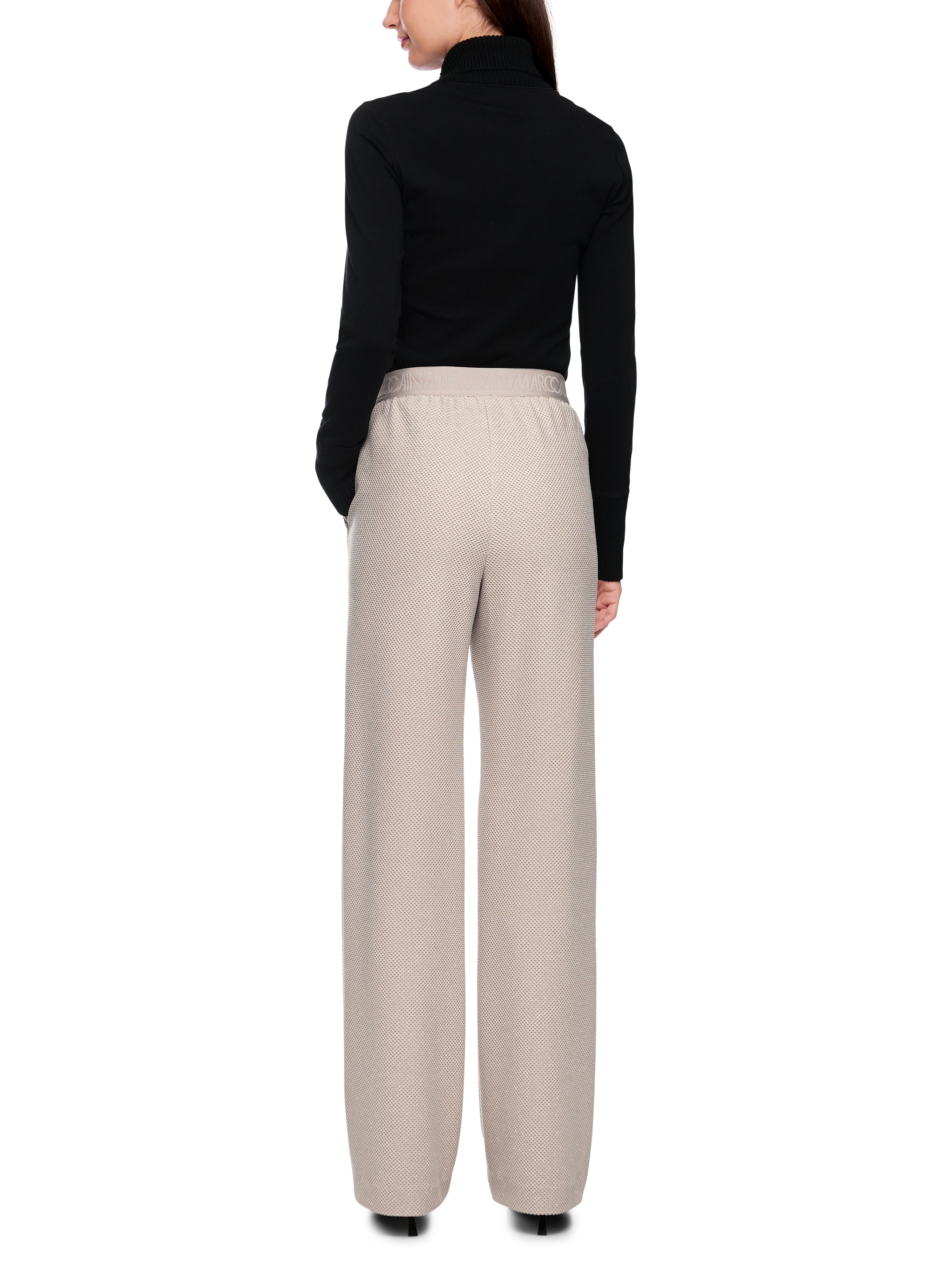 מכנסיים בגזרה מתרחבת, אלסטיים עם מותן גבוההצבע אבן ניטרלי שמתאים גם למראה רשמי וגם ללבוש יומיומיהרכב: 70% פוליאסטר ממוחזר, 23% ויסקוזה, 7% אלסטןהדוגמנית בגובה 1.79 ולובשת מידה 3 של מארק קיין