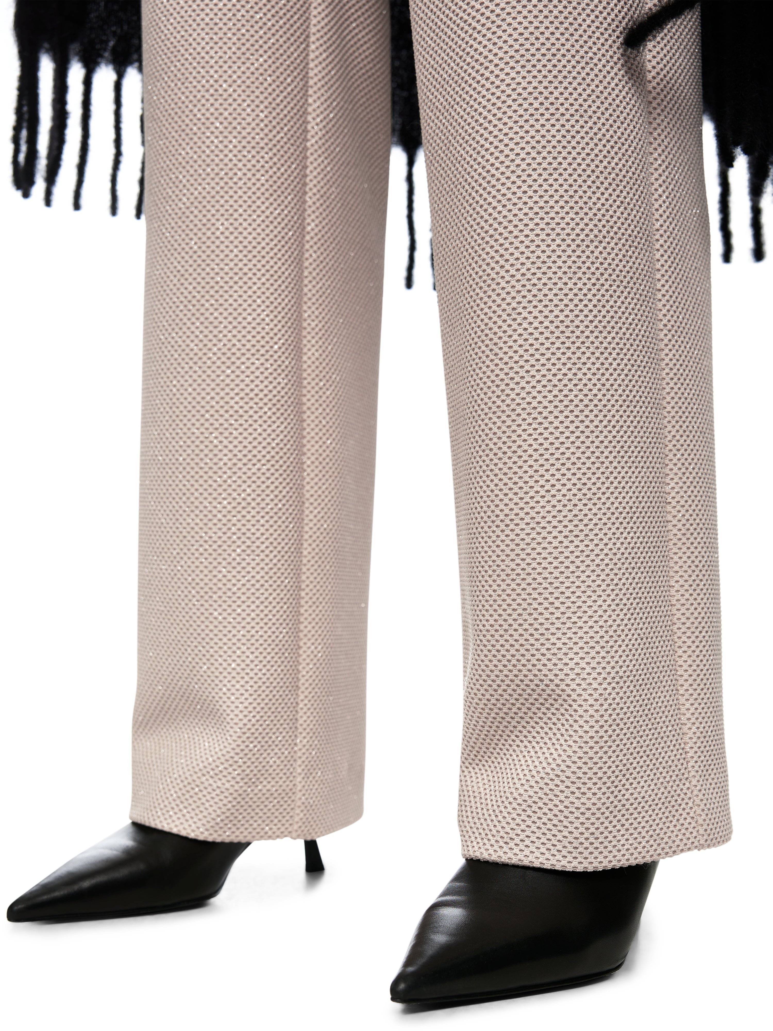 מכנסיים בגזרה מתרחבת, אלסטיים עם מותן גבוההצבע אבן ניטרלי שמתאים גם למראה רשמי וגם ללבוש יומיומיהרכב: 70% פוליאסטר ממוחזר, 23% ויסקוזה, 7% אלסטןהדוגמנית בגובה 1.79 ולובשת מידה 3 של מארק קיין