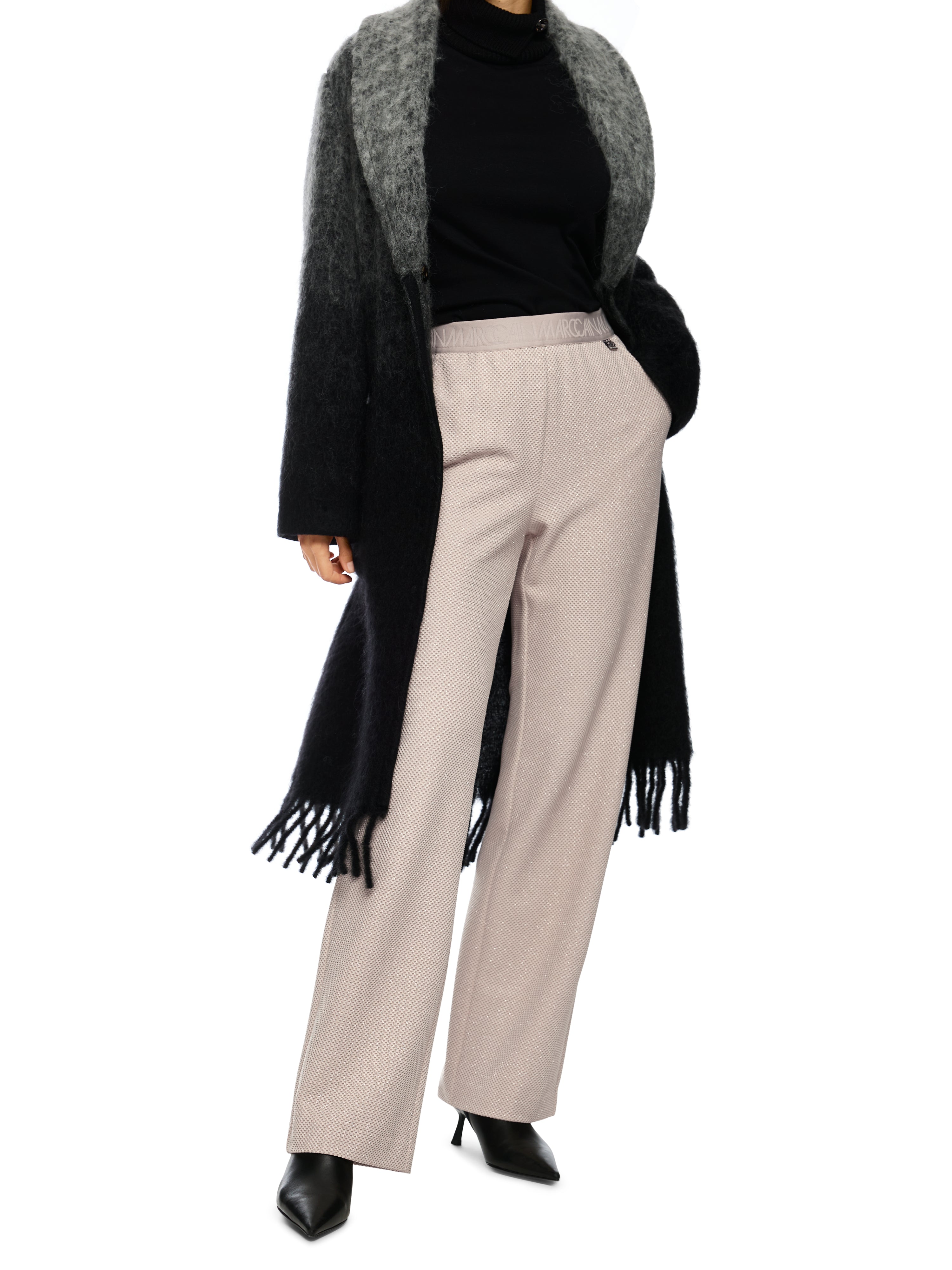 מכנסיים בגזרה מתרחבת, אלסטיים עם מותן גבוההצבע אבן ניטרלי שמתאים גם למראה רשמי וגם ללבוש יומיומיהרכב: 70% פוליאסטר ממוחזר, 23% ויסקוזה, 7% אלסטןהדוגמנית בגובה 1.79 ולובשת מידה 3 של מארק קיין