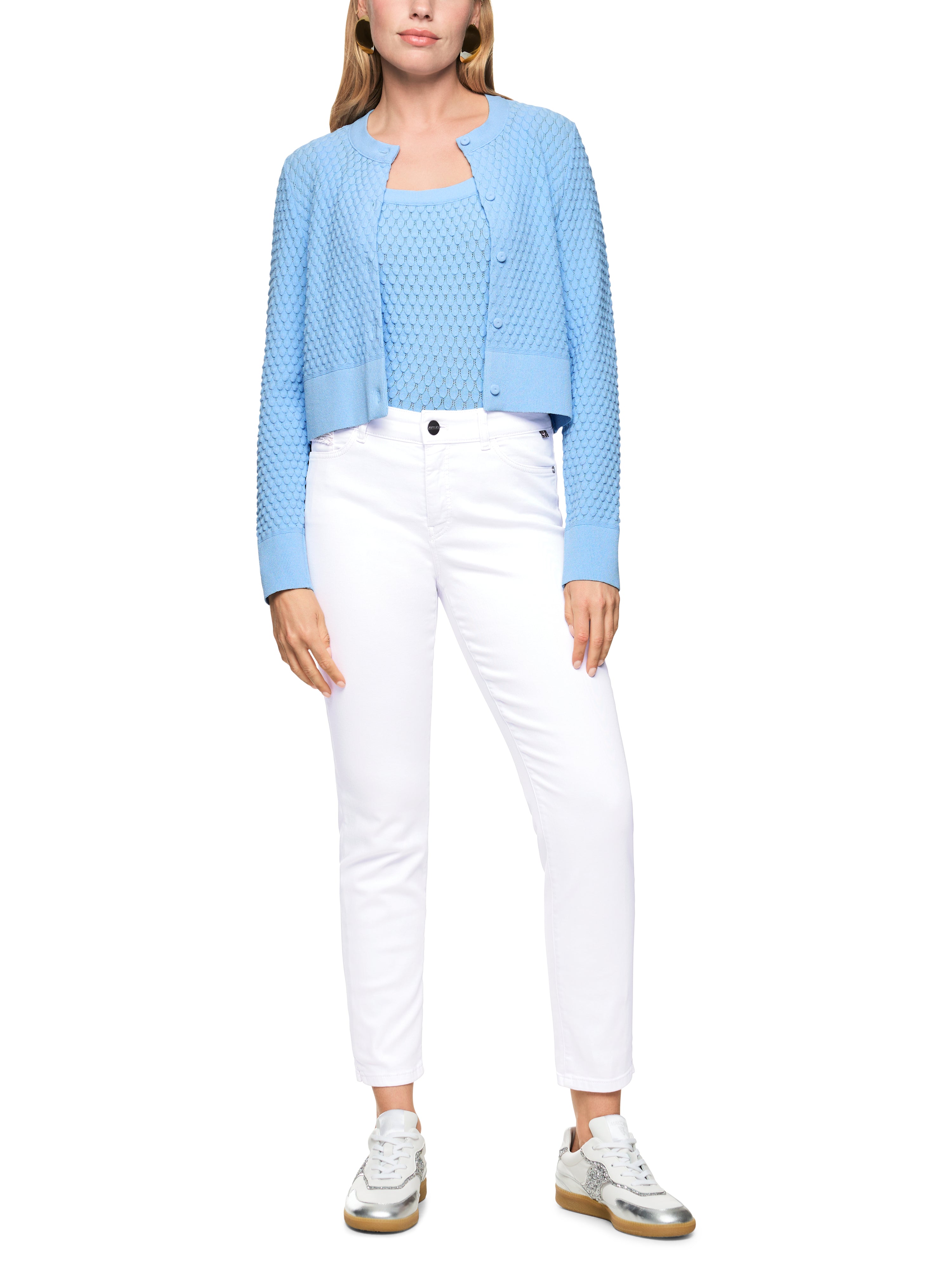  מכנסי ג'ינס בגזרה צמודה עם סגירת כפתור ורוכסןבגוון לילך בהיר הרכב: 90% כותנה, 8% אלסטומולטיאסטר, 2% אלסטןהדוגמנית בגובה 1.79 ולובשת מידה 3 של מארק קיין