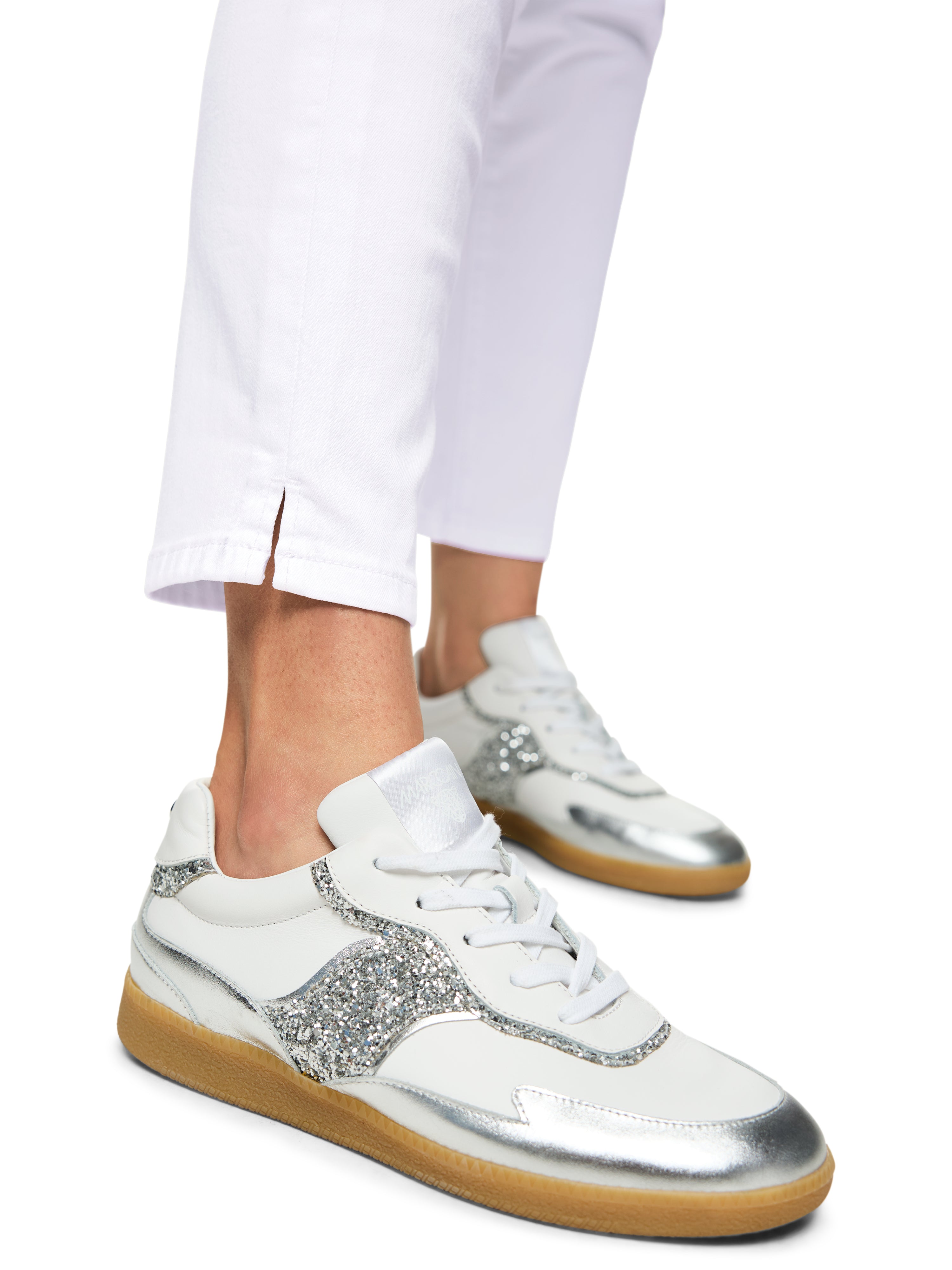  מכנסי ג'ינס בגזרה צמודה עם סגירת כפתור ורוכסןבגוון לילך בהיר הרכב: 90% כותנה, 8% אלסטומולטיאסטר, 2% אלסטןהדוגמנית בגובה 1.79 ולובשת מידה 3 של מארק קיין