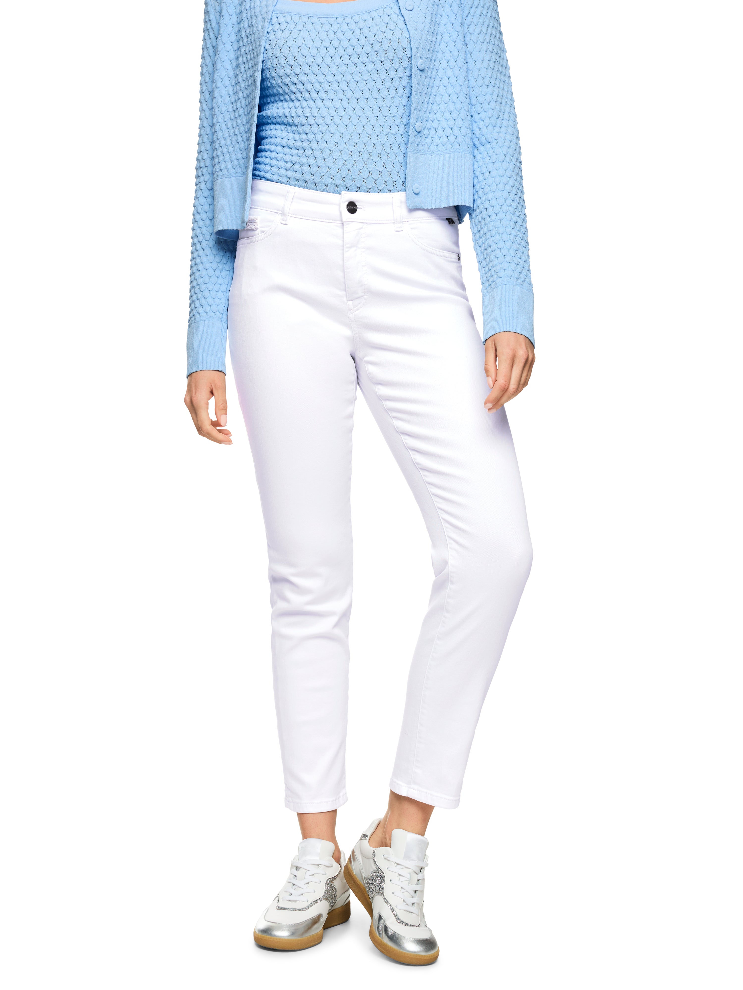  מכנסי ג'ינס בגזרה צמודה עם סגירת כפתור ורוכסןבגוון לילך בהיר הרכב: 90% כותנה, 8% אלסטומולטיאסטר, 2% אלסטןהדוגמנית בגובה 1.79 ולובשת מידה 3 של מארק קיין