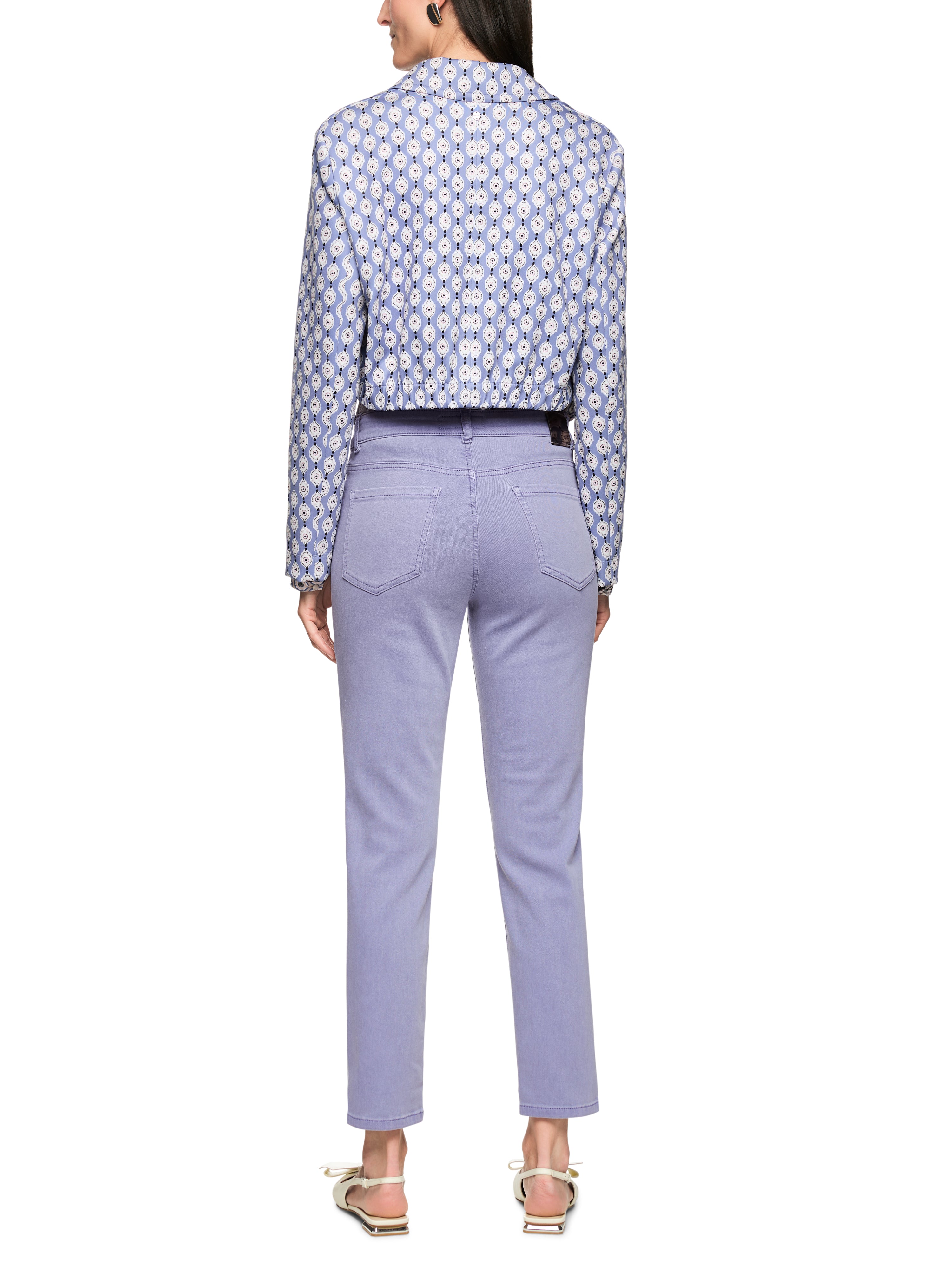 מכנסי ג'ינס בגזרה צמודה עם סגירת כפתור ורוכסןהרכב: 90% כותנה, 8% אלסטומולטיאסטר, 2% אלסטןהדוגמנית בגובה 1.79 ולובשת מידה 3 של מארק קיין