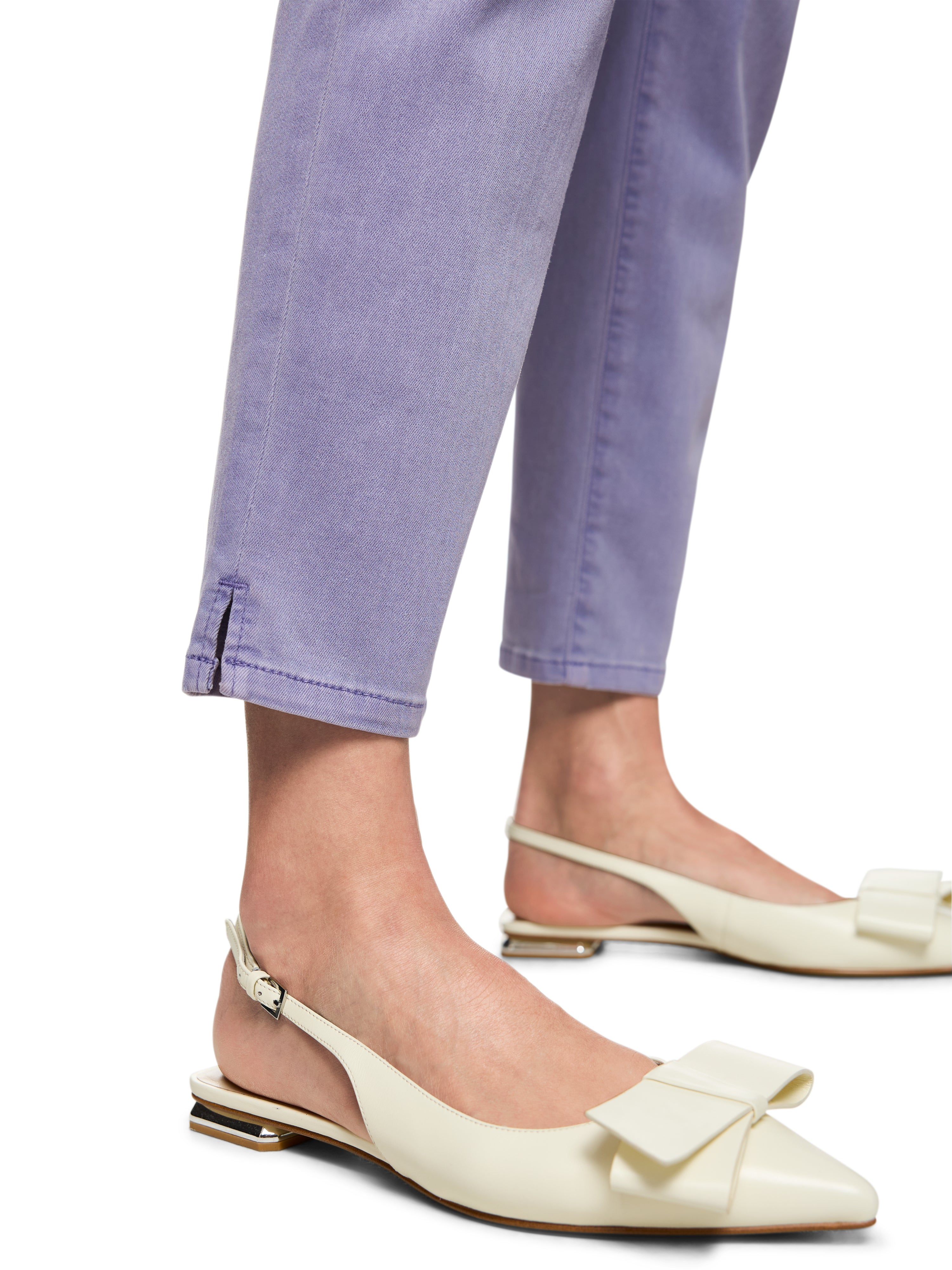 מכנסי ג'ינס בגזרה צמודה עם סגירת כפתור ורוכסןהרכב: 90% כותנה, 8% אלסטומולטיאסטר, 2% אלסטןהדוגמנית בגובה 1.79 ולובשת מידה 3 של מארק קיין