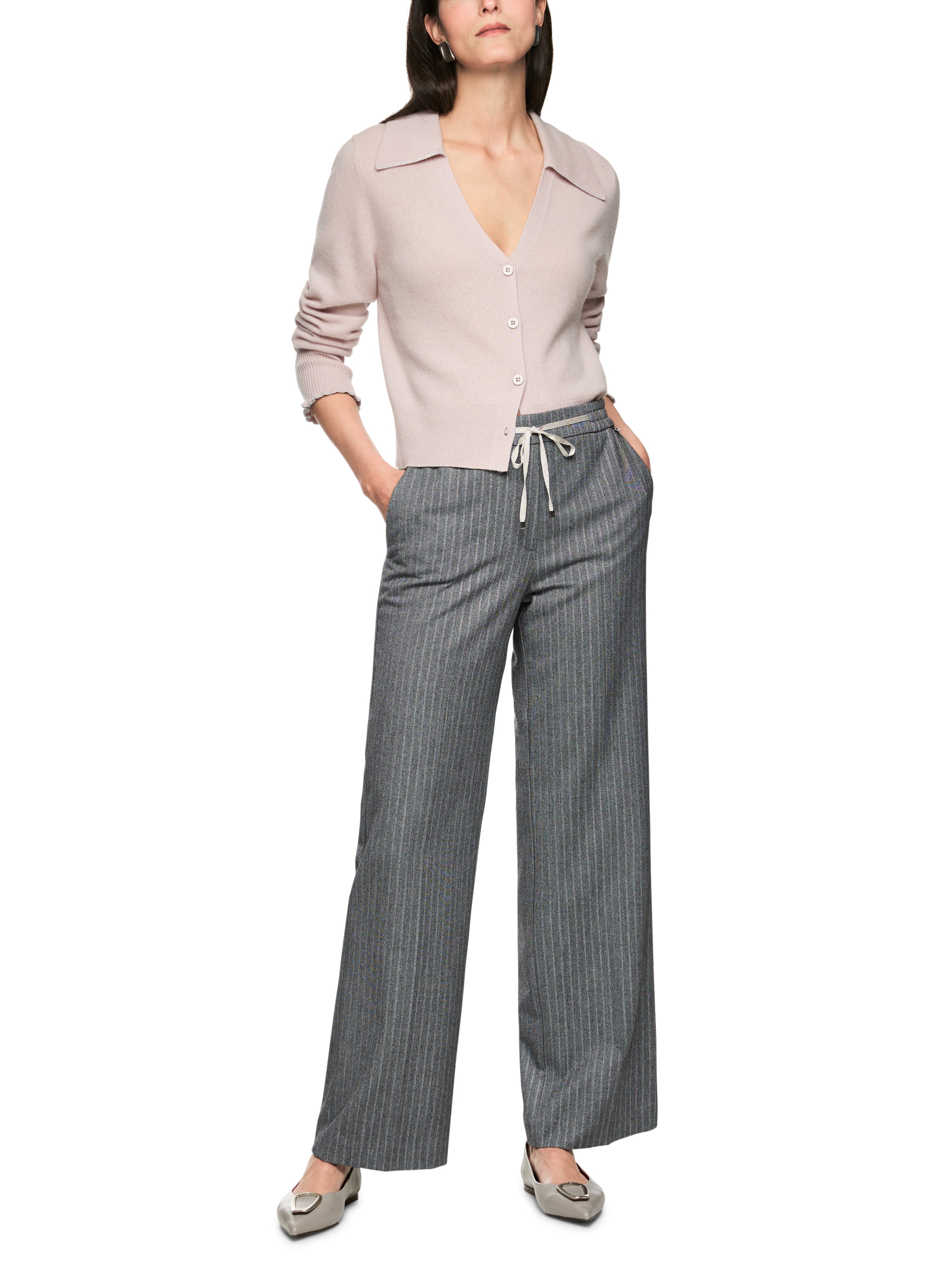 מכנסי סליפ-און רחבים עם גומיית מותן אלסטיתהרכב: 69% פוליאסטר, 29% ויסקוזה, 2% אלסטןהדוגמנית בגובה 1.79 ולובשת מידה 3 של מארק קיין