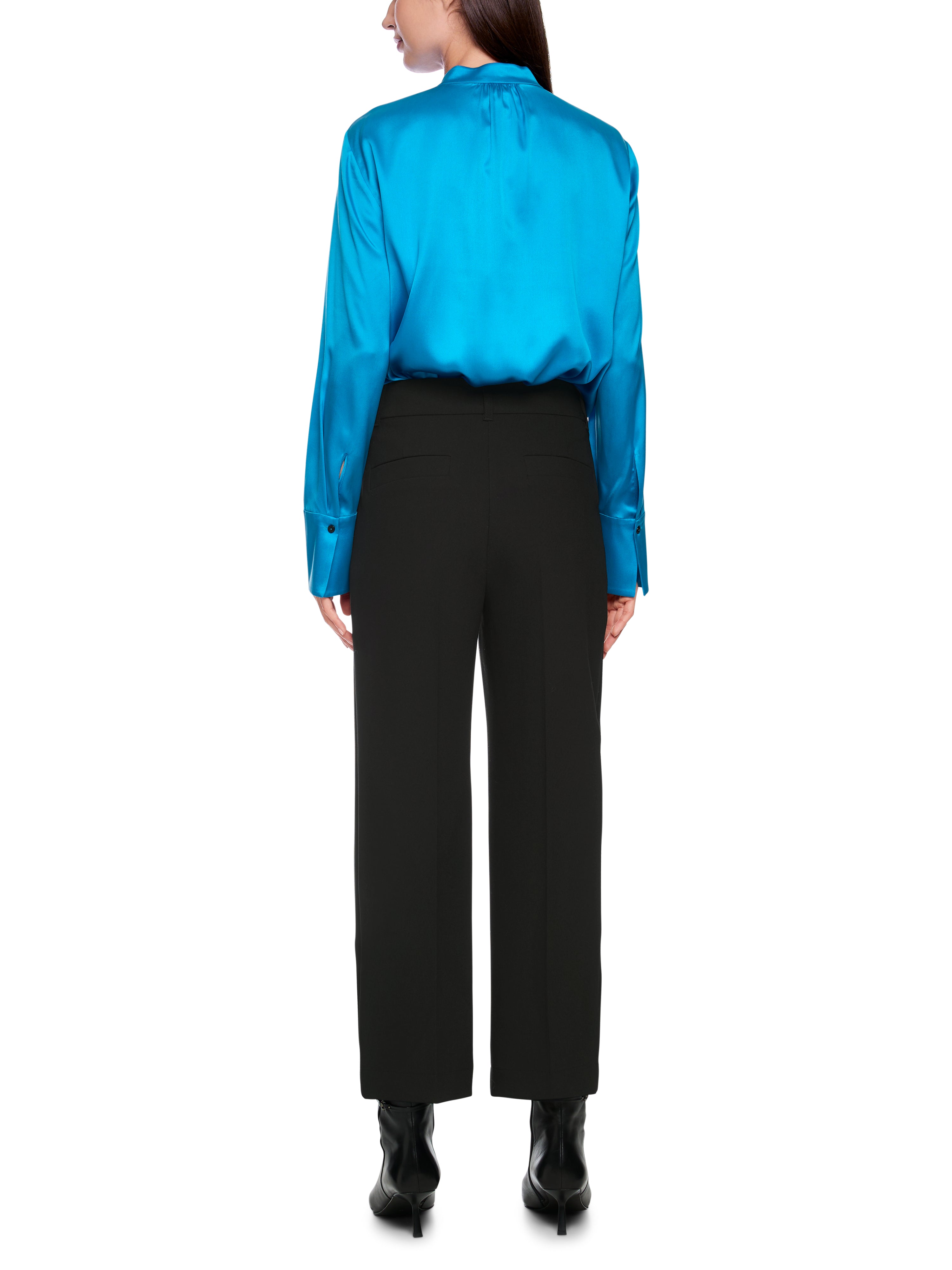 מכנסיים אלגנטיים בגזרה גבוהה עם קו נקי. נוחים ואלסטיים, מתאימים לשילוב יומיומי או למראה רשמי יותרהרכב: 70% פוליאסטר ממוחזר, 23% ויסקוזה, 7% אלסטןהדוגמנית בגובה 1.79 ולובשת מידה 3 של מארק קיין